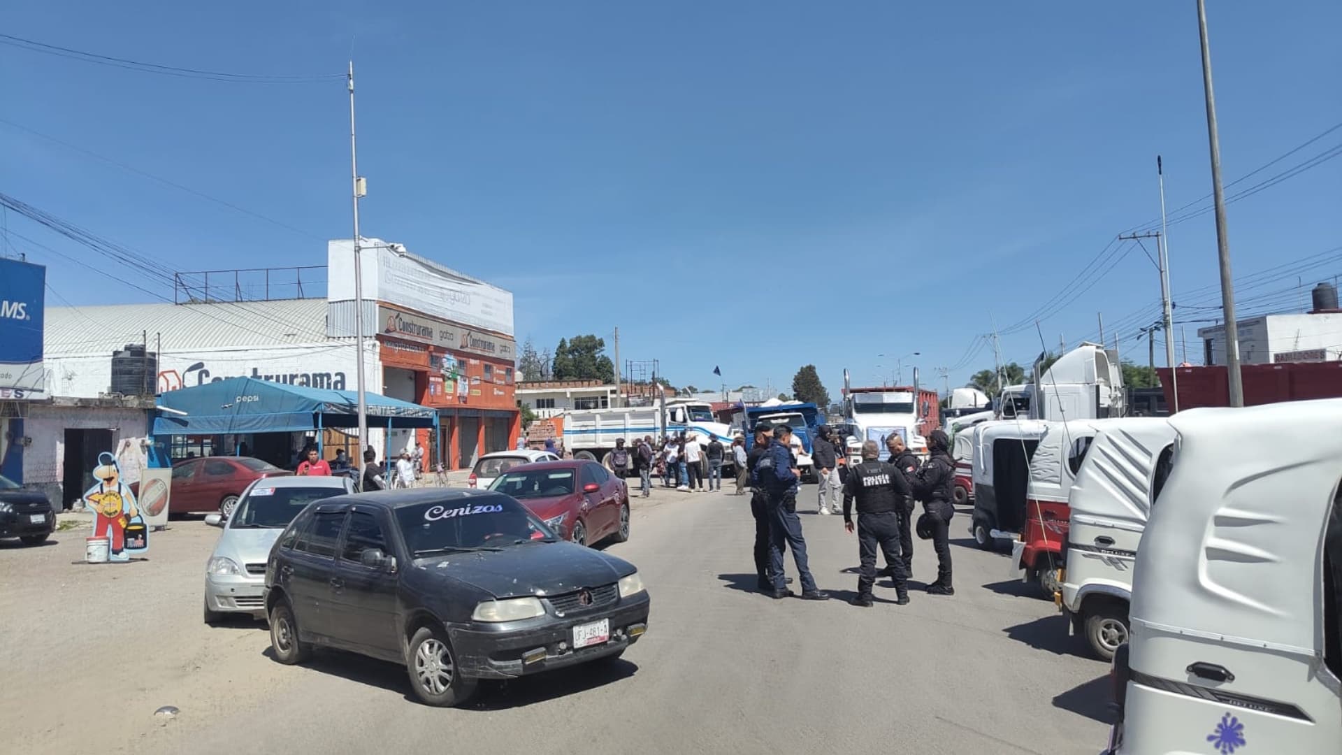Tráfico Paralizado por Bloqueo de Transportistas sobre Carretera Federal de Puebla