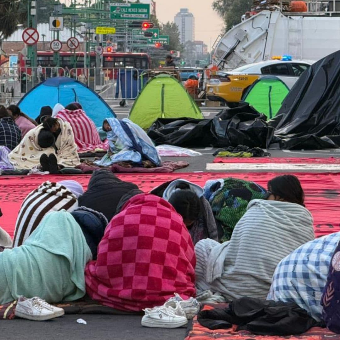 Normalistas bloquean Eje Central en el Centro CDMX