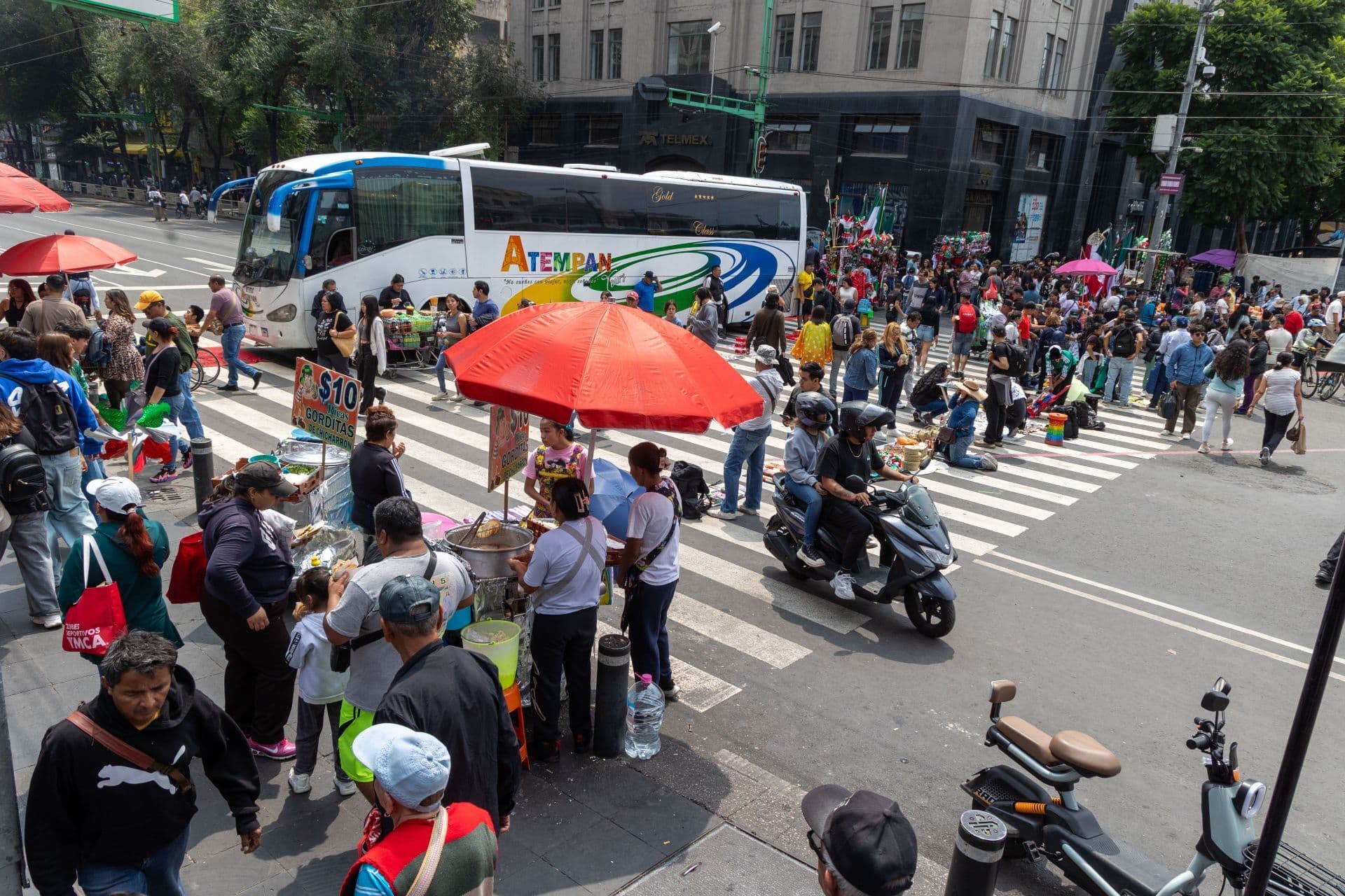 Bloqueo en Eje Central Lázaro Cárdenas y Avenida Juárez