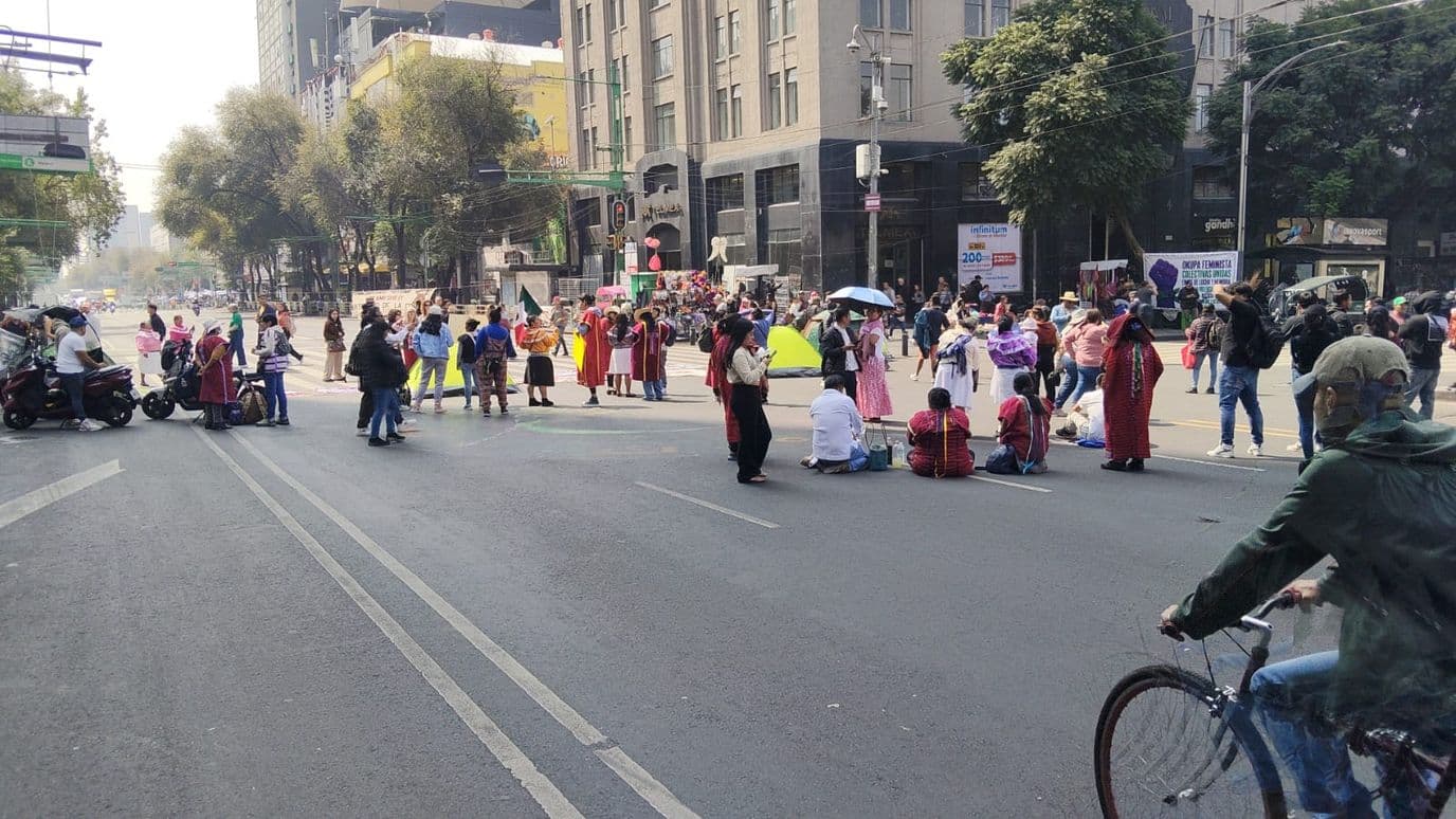 Bloqueo de mujeres artesanas en el Eje Central.