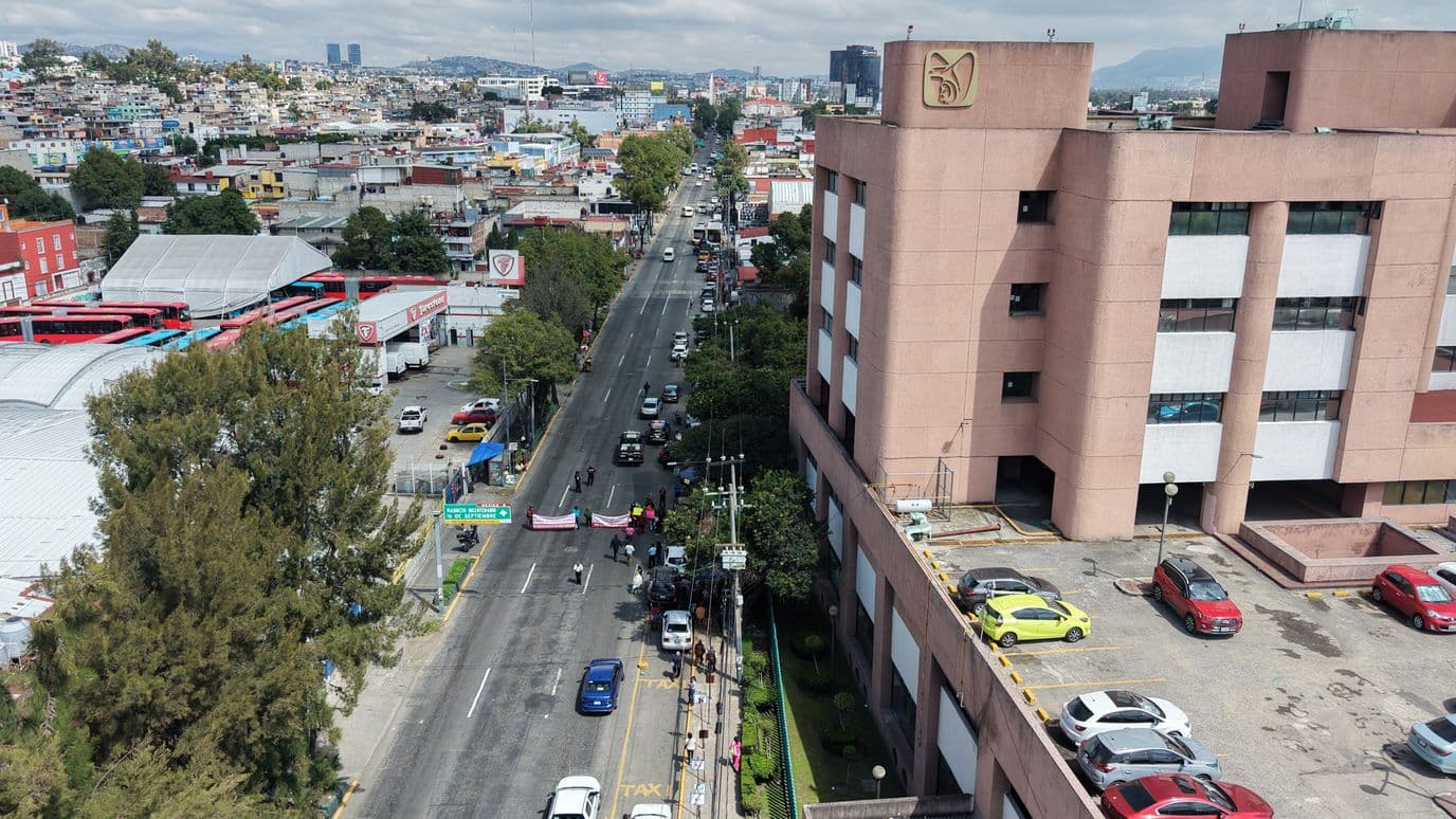 Bloqueo en Hospital del IMSS en la Vía Gustavo Baz