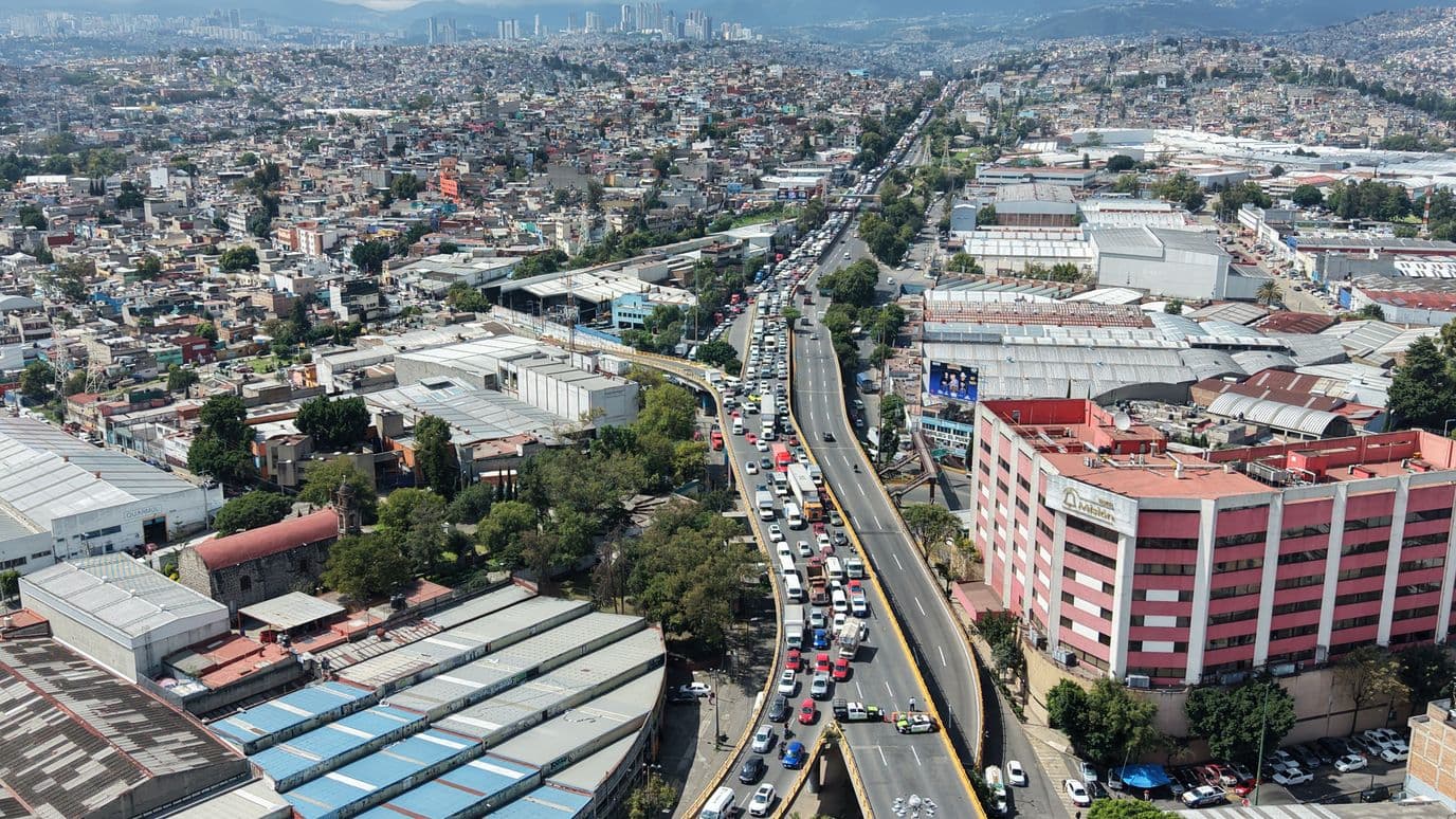 Caos vial por bloqueo en la Vía Gustavo Baz