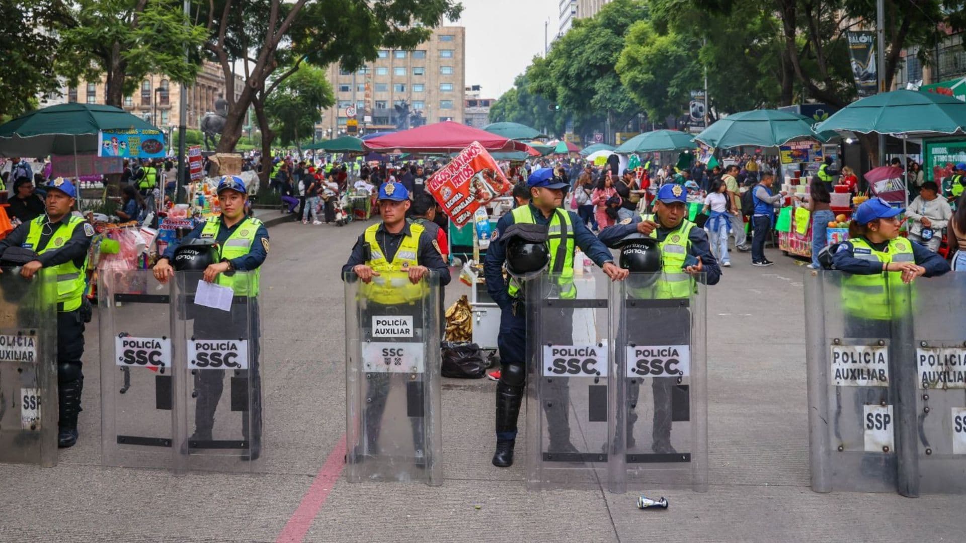 Bloqueo en avenida Juárez en la Ciudad de México.