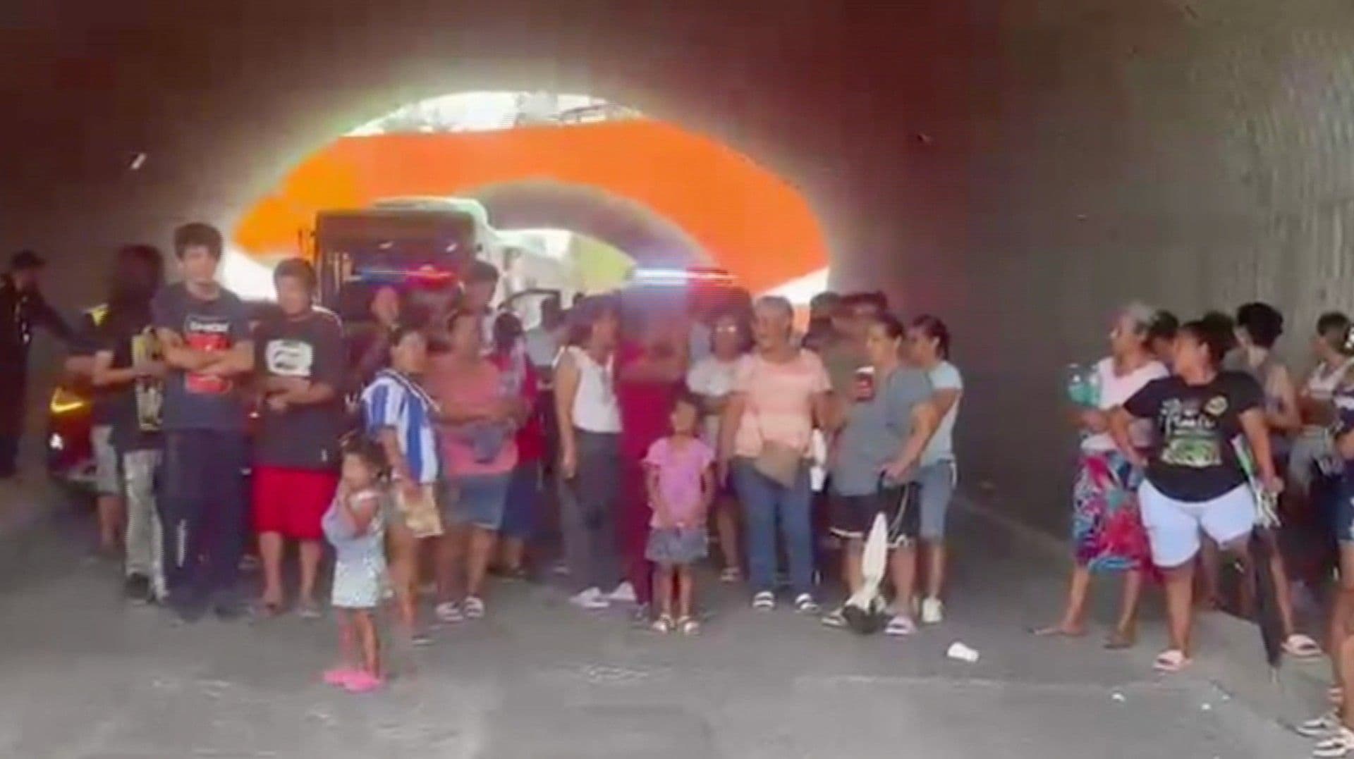 Vecinos bloquean Av. Del Priego por falta de luz en Juárez