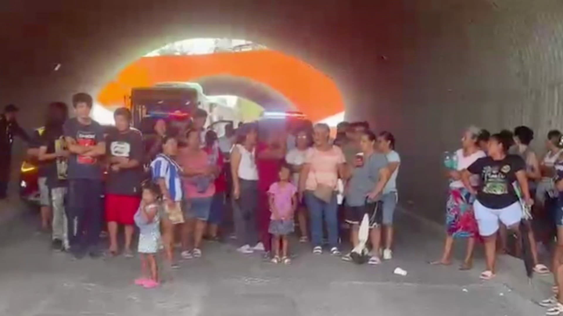 Vecinos bloquean Av. Del Priego por falta de luz en Juárez