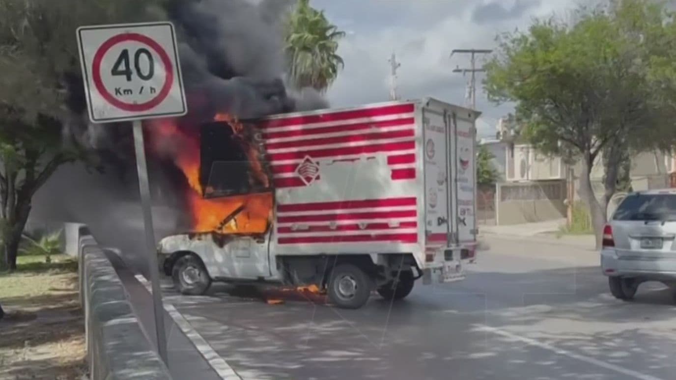 Bloqueo y quema de vehículo en Tamaulipas.