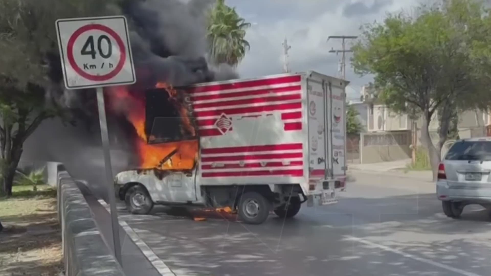 Bloqueo y quema de vehículo en Tamaulipas.