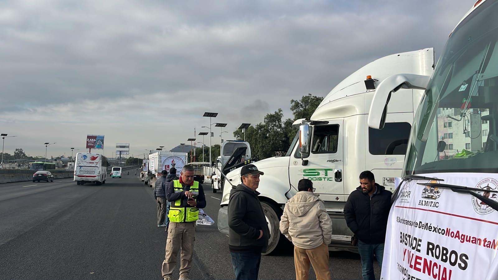 Bloqueo de transportistas en la Autopista México-Pachuca