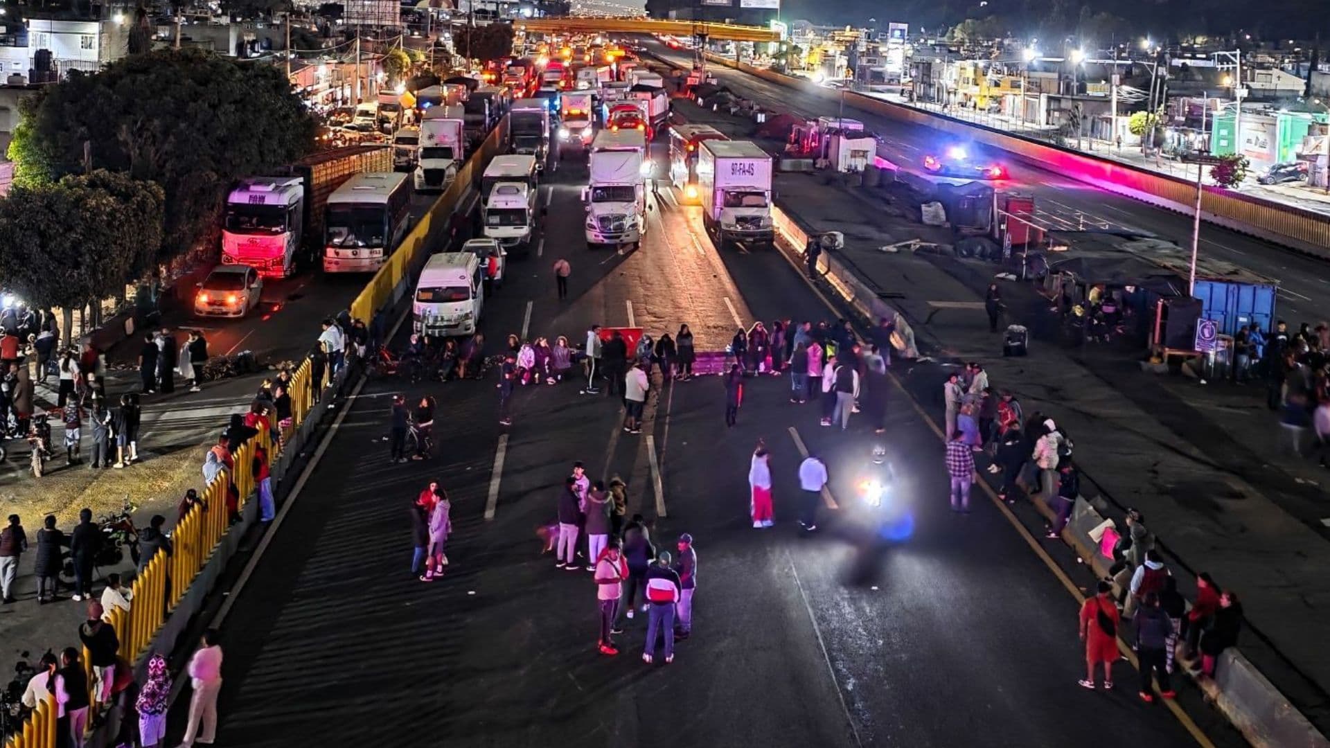 Bloqueo en la autopista México-Puebla en ambos sentidos a la altura del kilómetro 27.