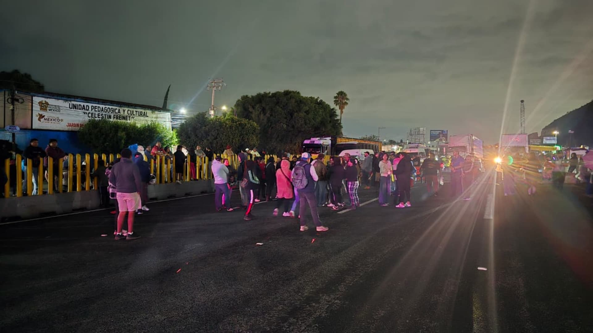 El bloqueo en la autopista México-Puebla provoca caos vial en Edomex