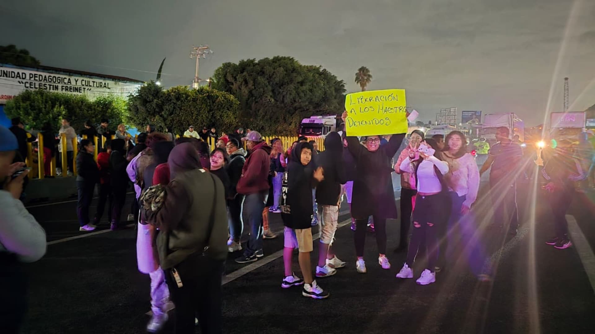 Manifestantes durante bloqueo en la autopista México-Puebla