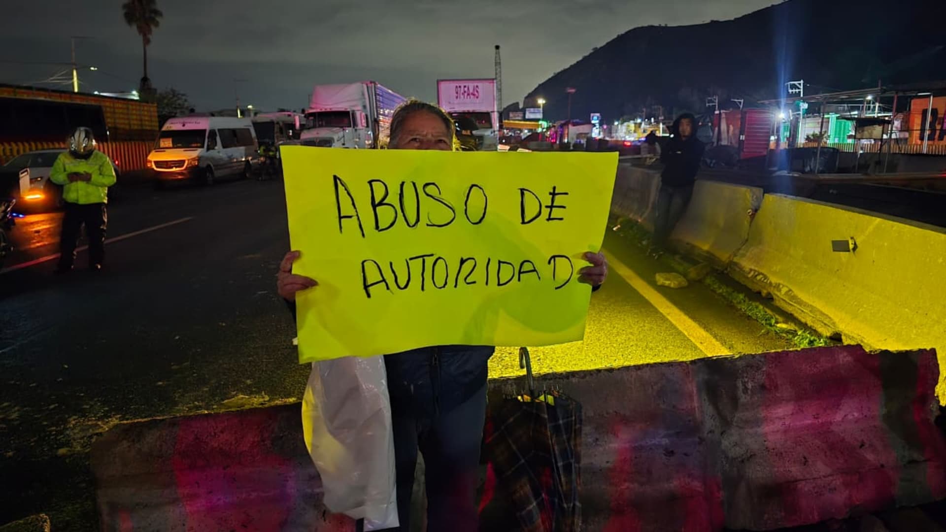 Manifestantes durante bloqueo en la autopista México-Puebla
