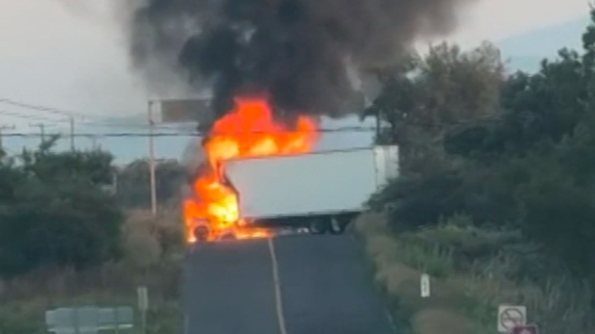 Fuego en bloqueo carretero