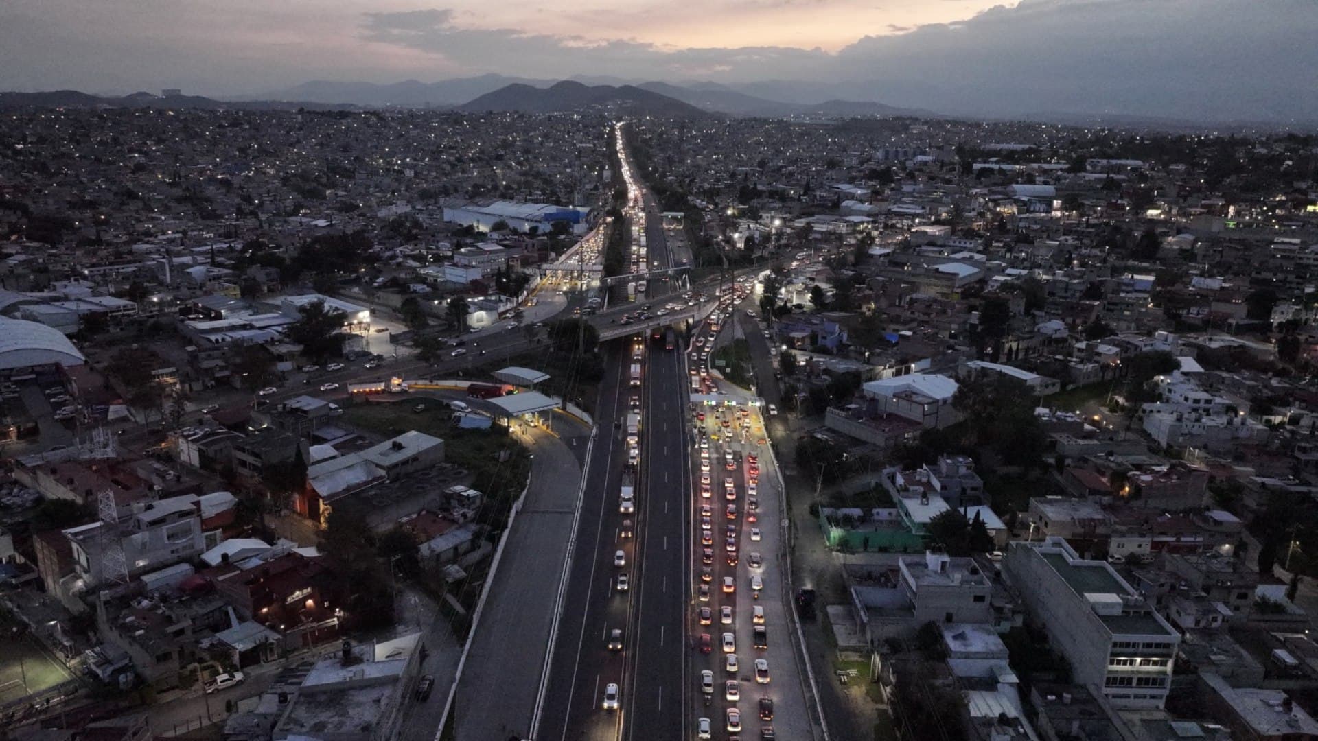 Permanece el bloqueo en la autopista Chamapa-Lechería por parte de transportistas.