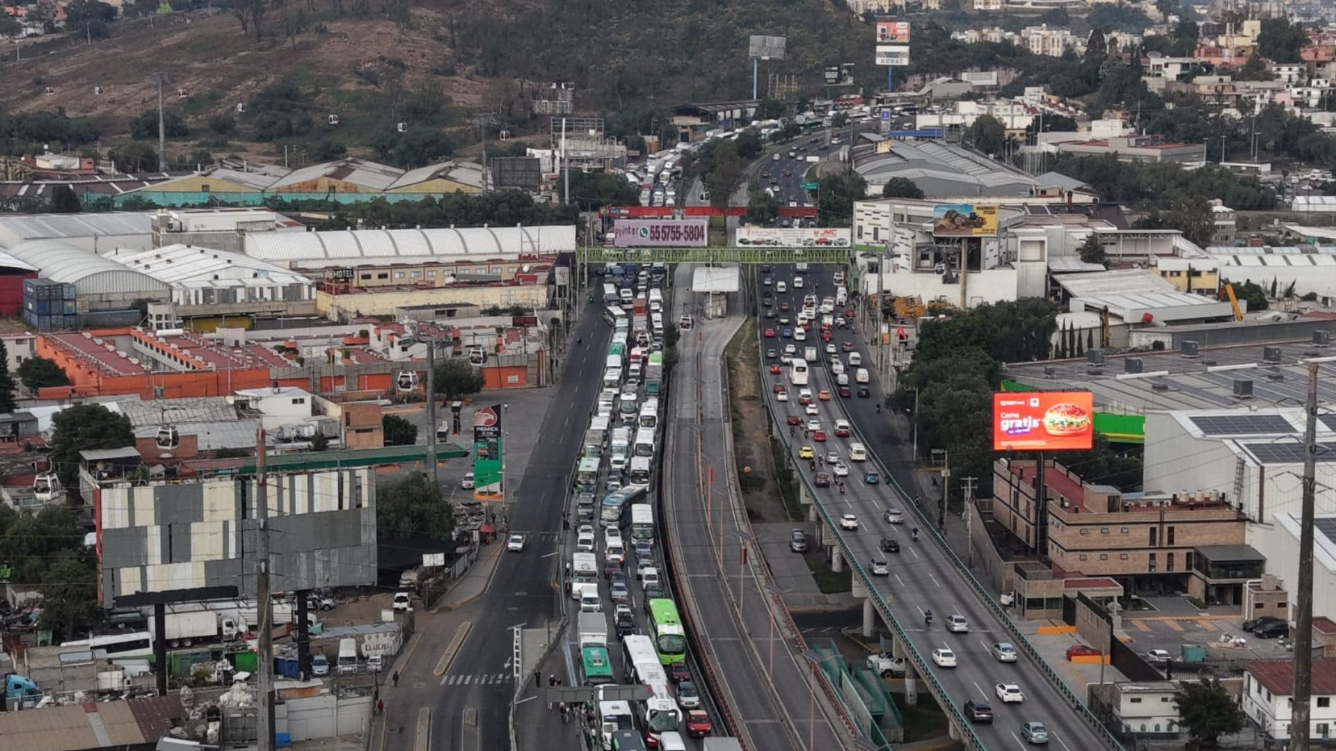 Continúan los bloqueos de transportistas en las principales autopistas del país.