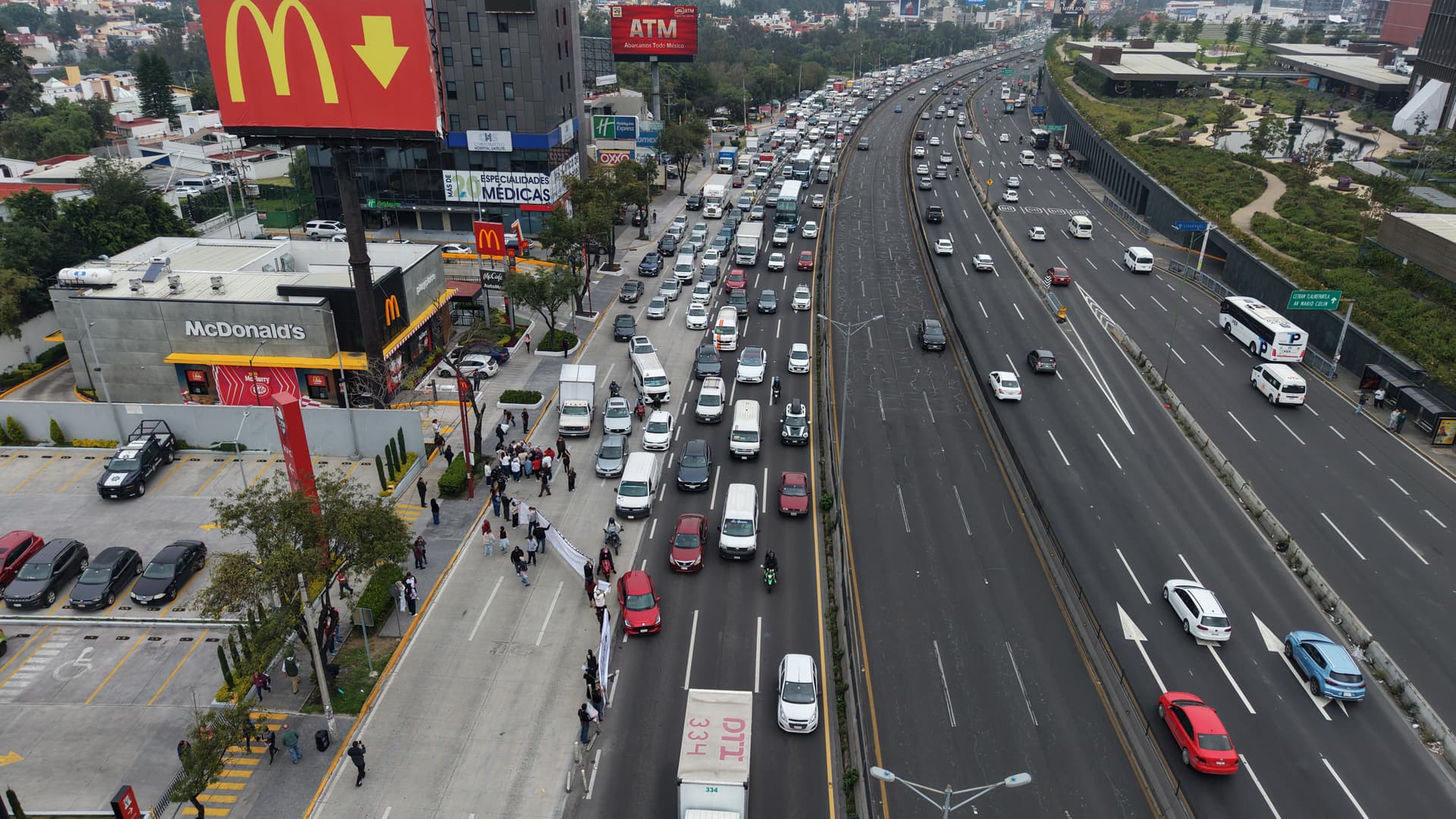 Habitantes de Edomex bloquean lateral del Periférico Norte. Foto: N+