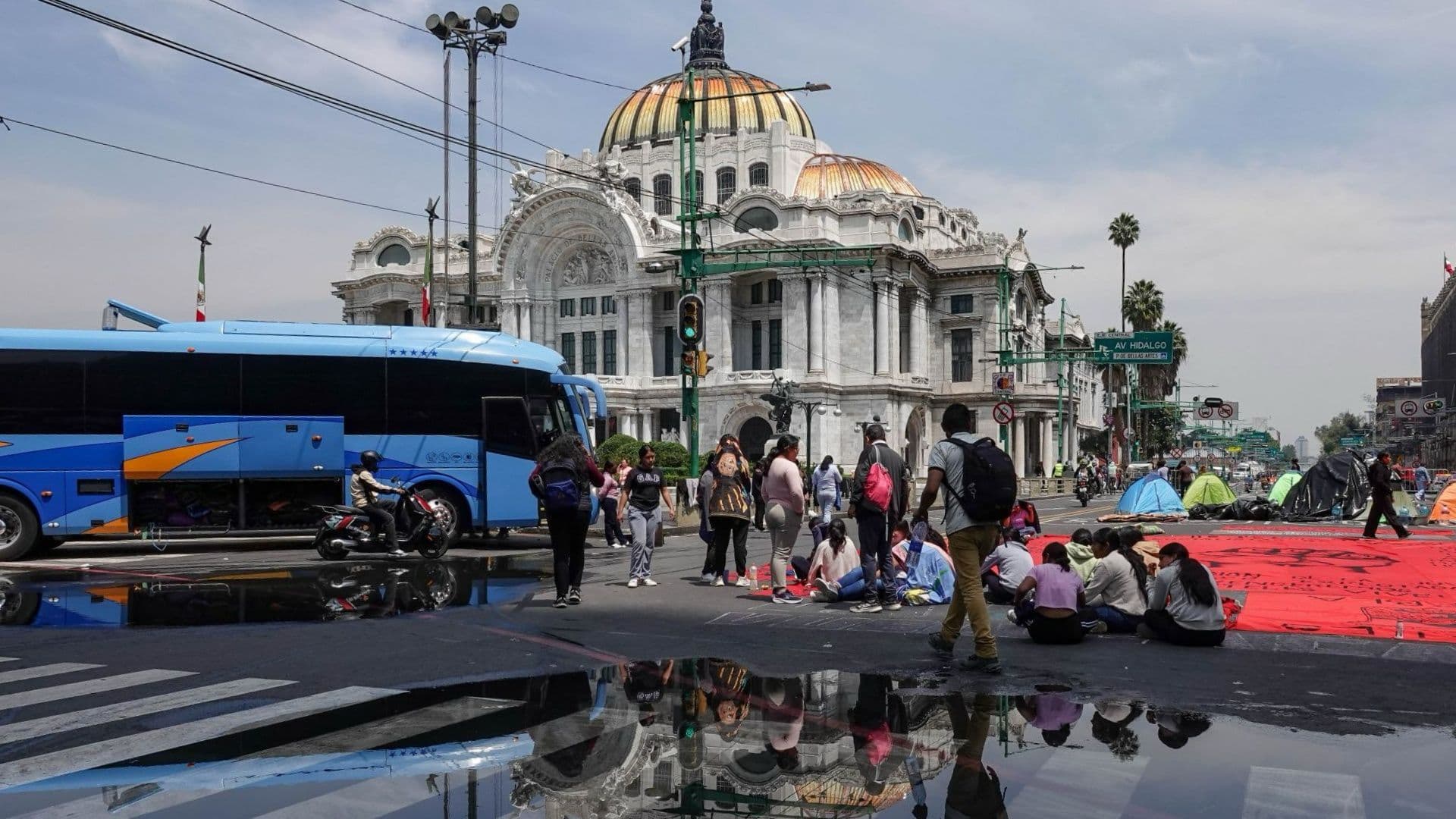 Bloqueo de normalistas en Eje Central y Juárez
