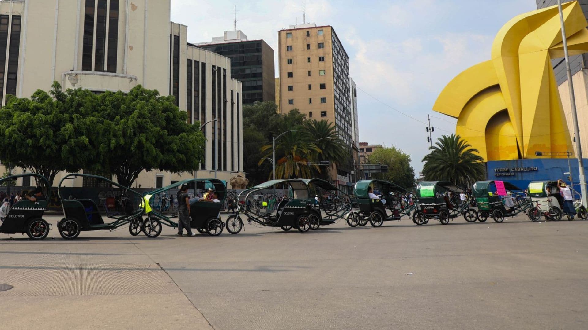 Bloqueo de bicitaxistas en Reforma, en la Ciudad de México.