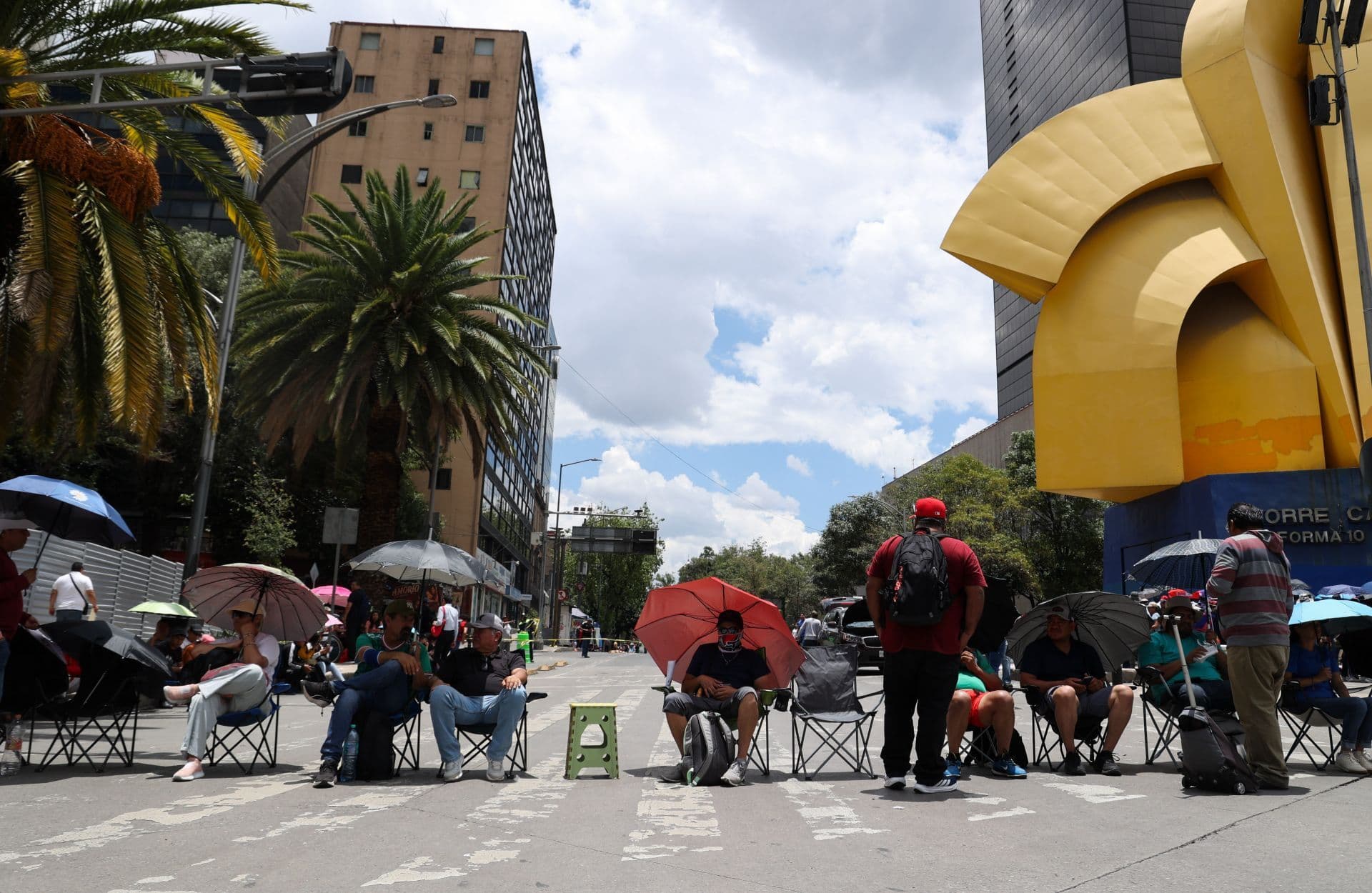 Manifestantes bloquean Reforma y Bucareli