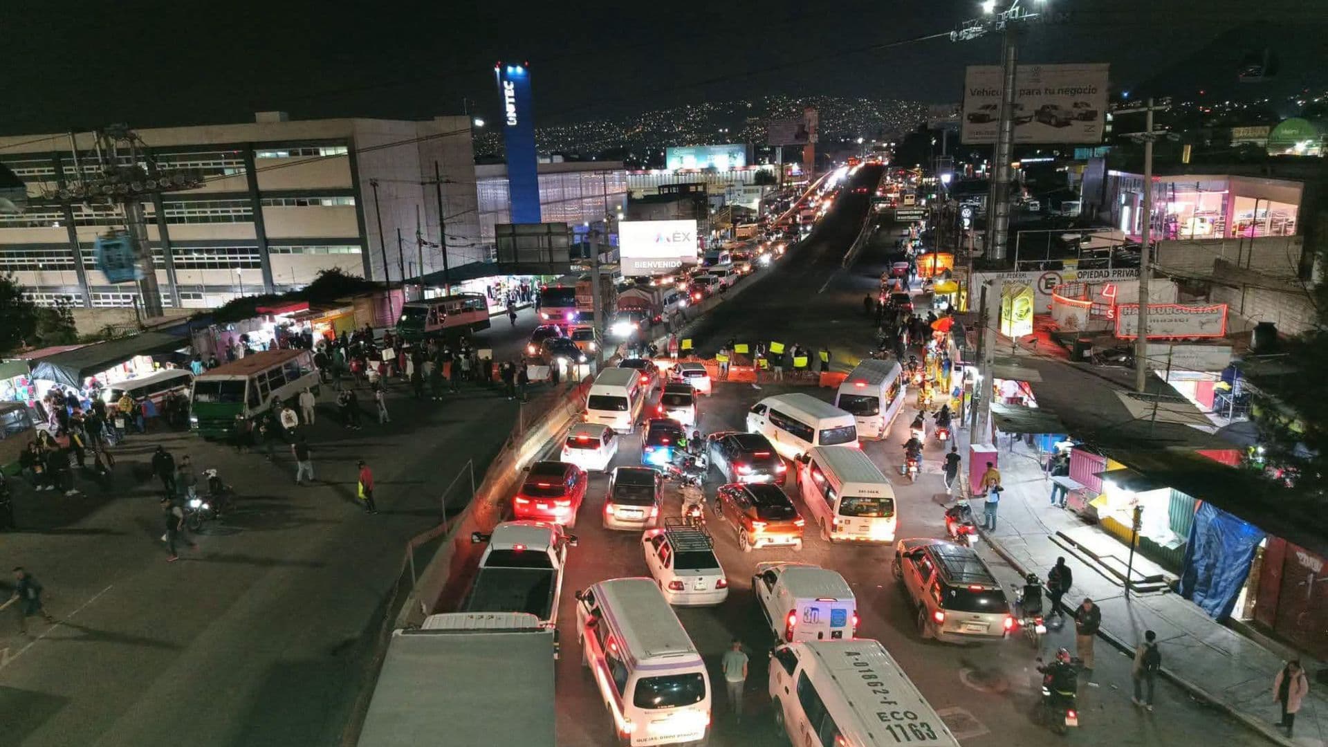 El bloqueo en la carretera Los Reyes-Texcoco ya provoca severas afectaciones viales