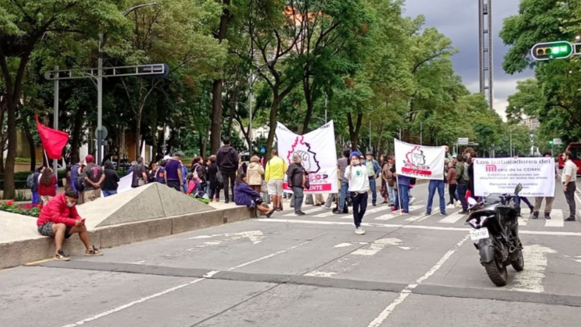 Los trabajadores del Metro mantienen cerrados carriles centrales de Paseo de la Reforma
