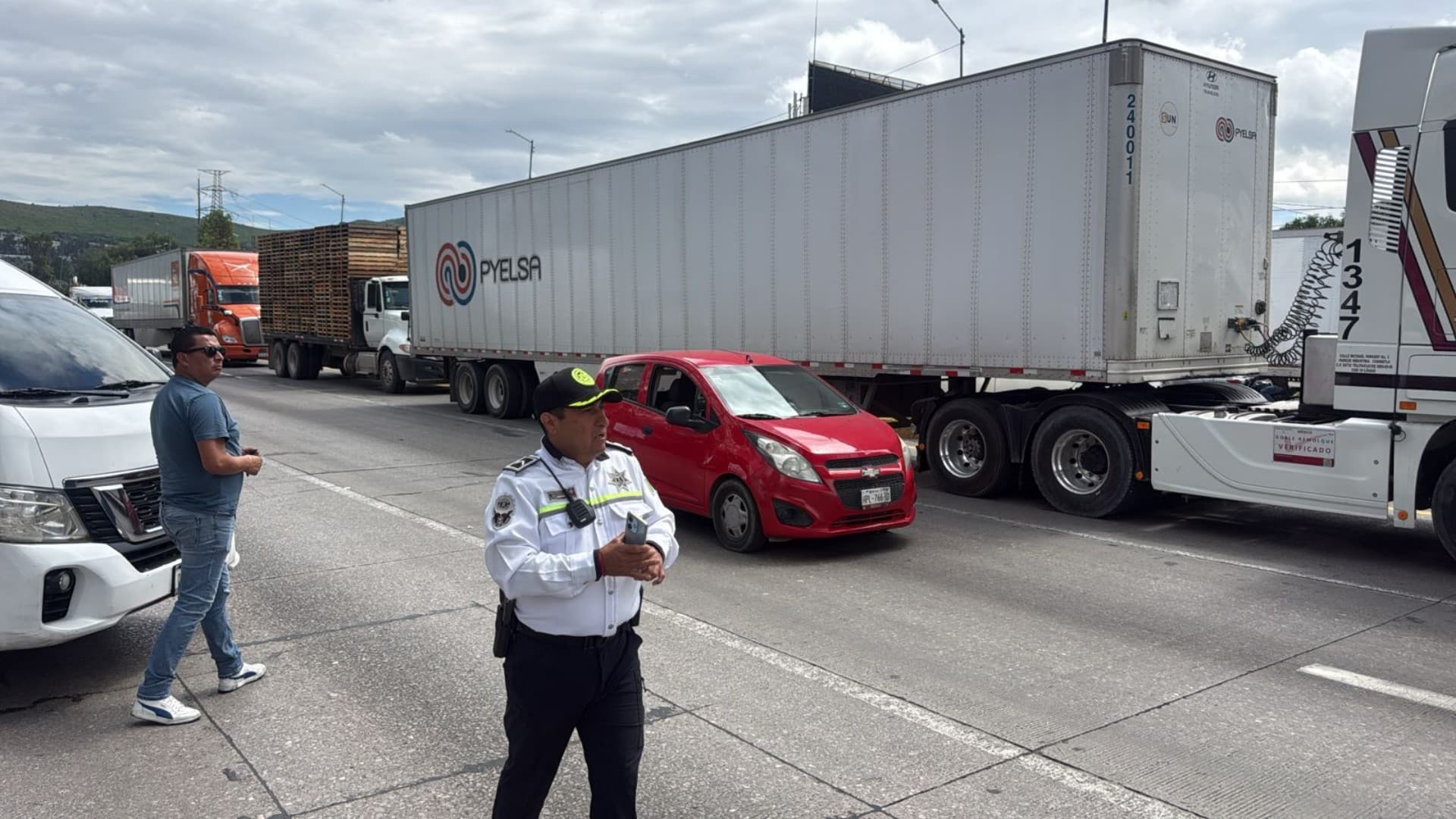 Bloqueo de transportistas en la Avenida Jesús Reyes Heroles