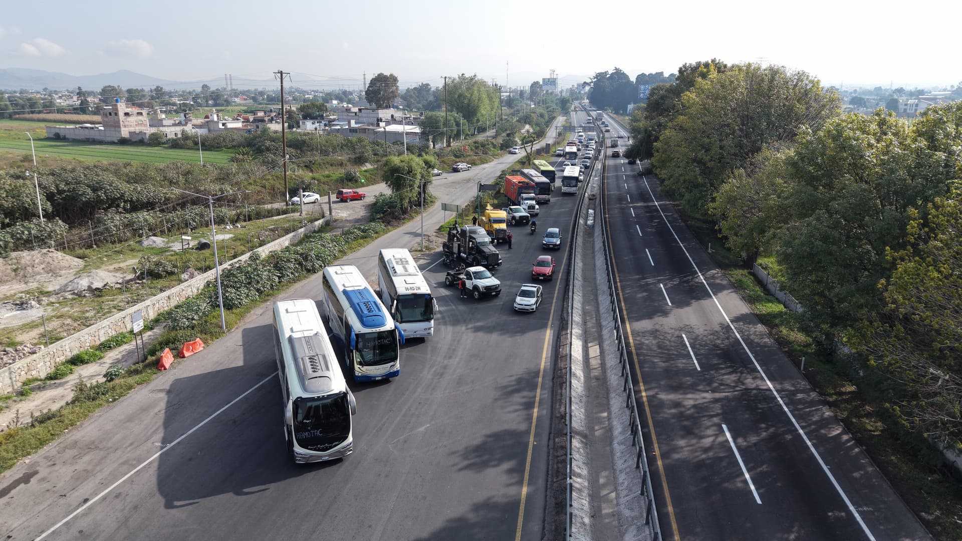 Bloqueo de transportistas en carretera Peñón-Texcoco