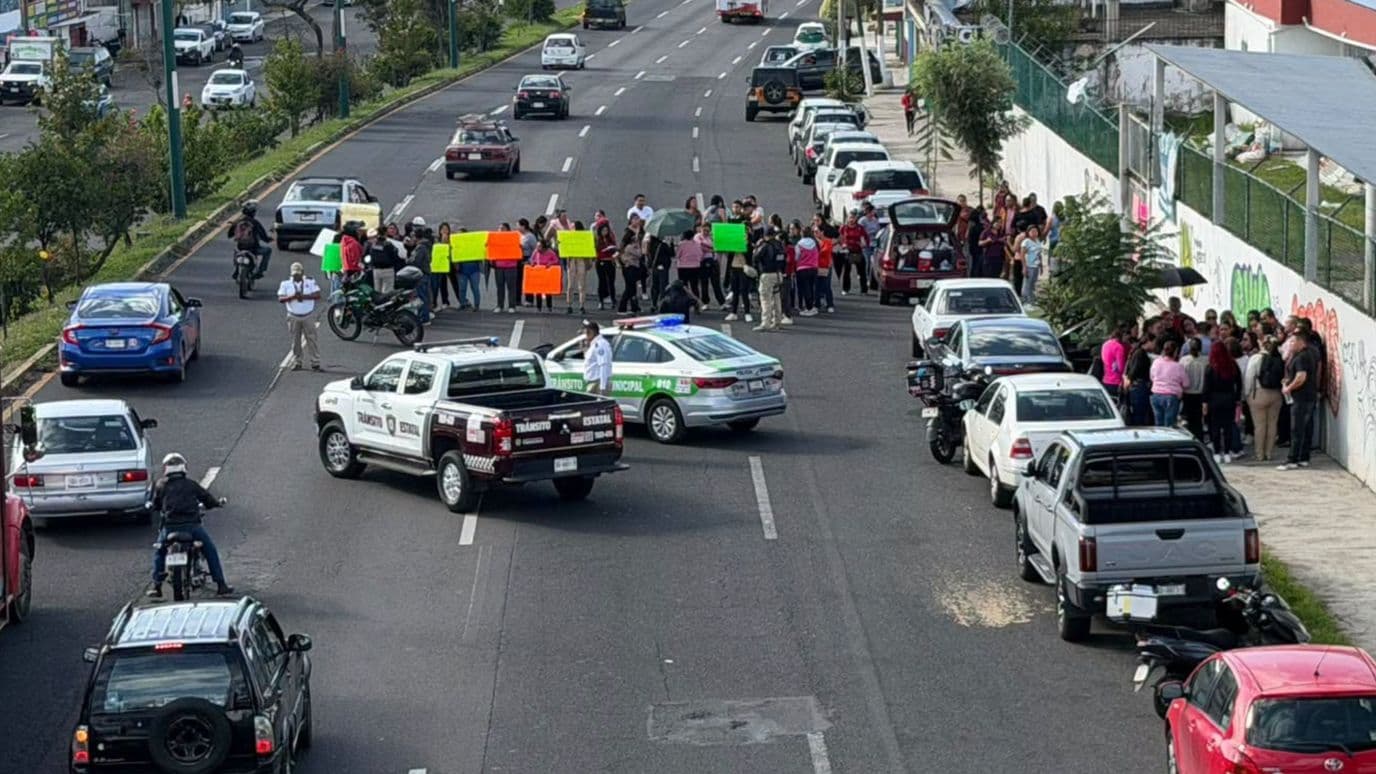 Realizan Bloqueo por Presunta Portación de Armas Dentro de Escuela en Xalapa