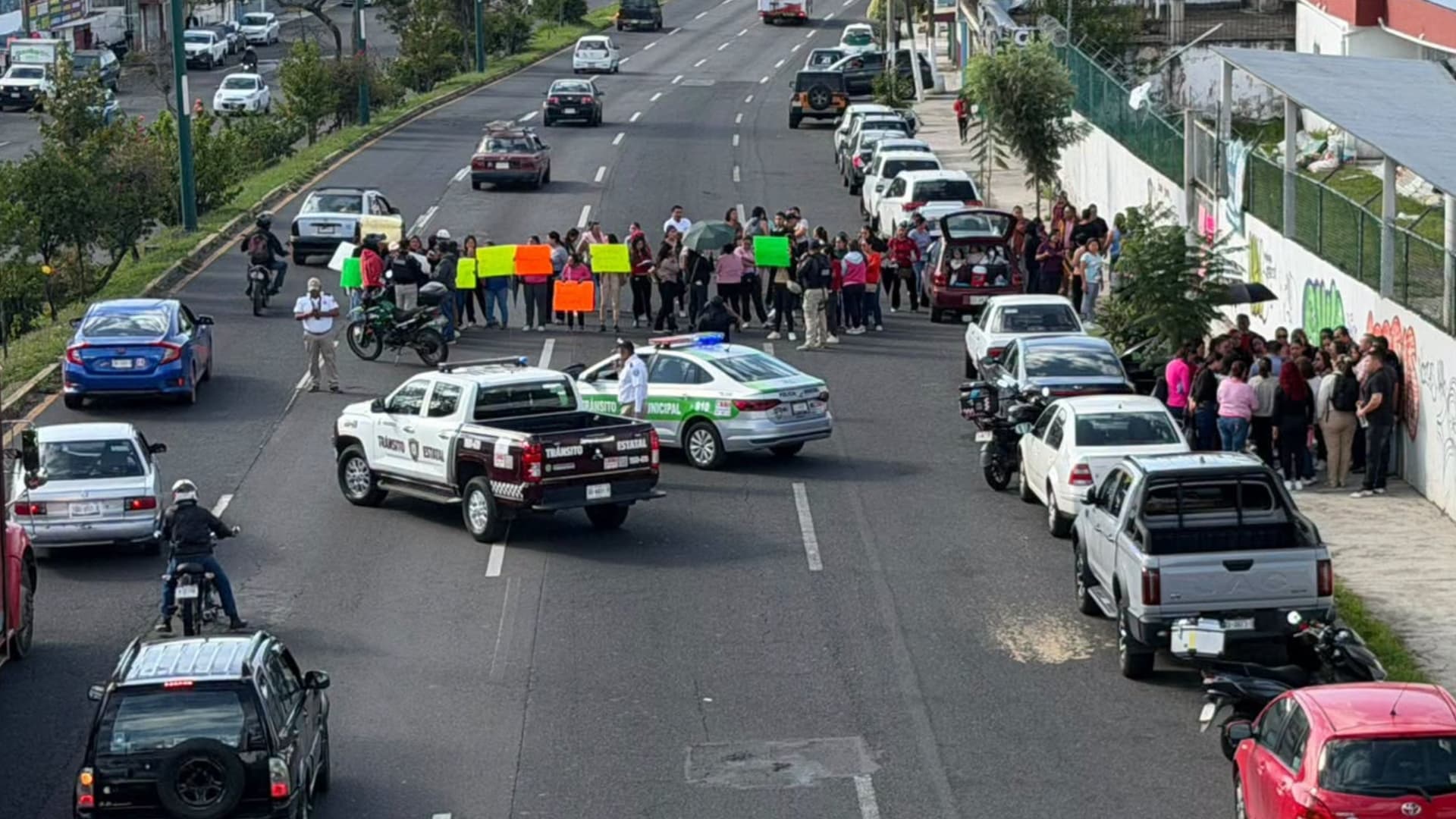 Realizan Bloqueo por Presunta Portación de Armas Dentro de Escuela en Xalapa