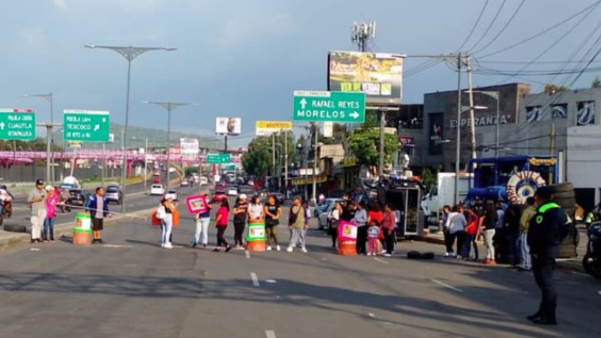 Los manifestantes bloquean la calzada Ignacio Zaragoza con dirección a la México-Puebla