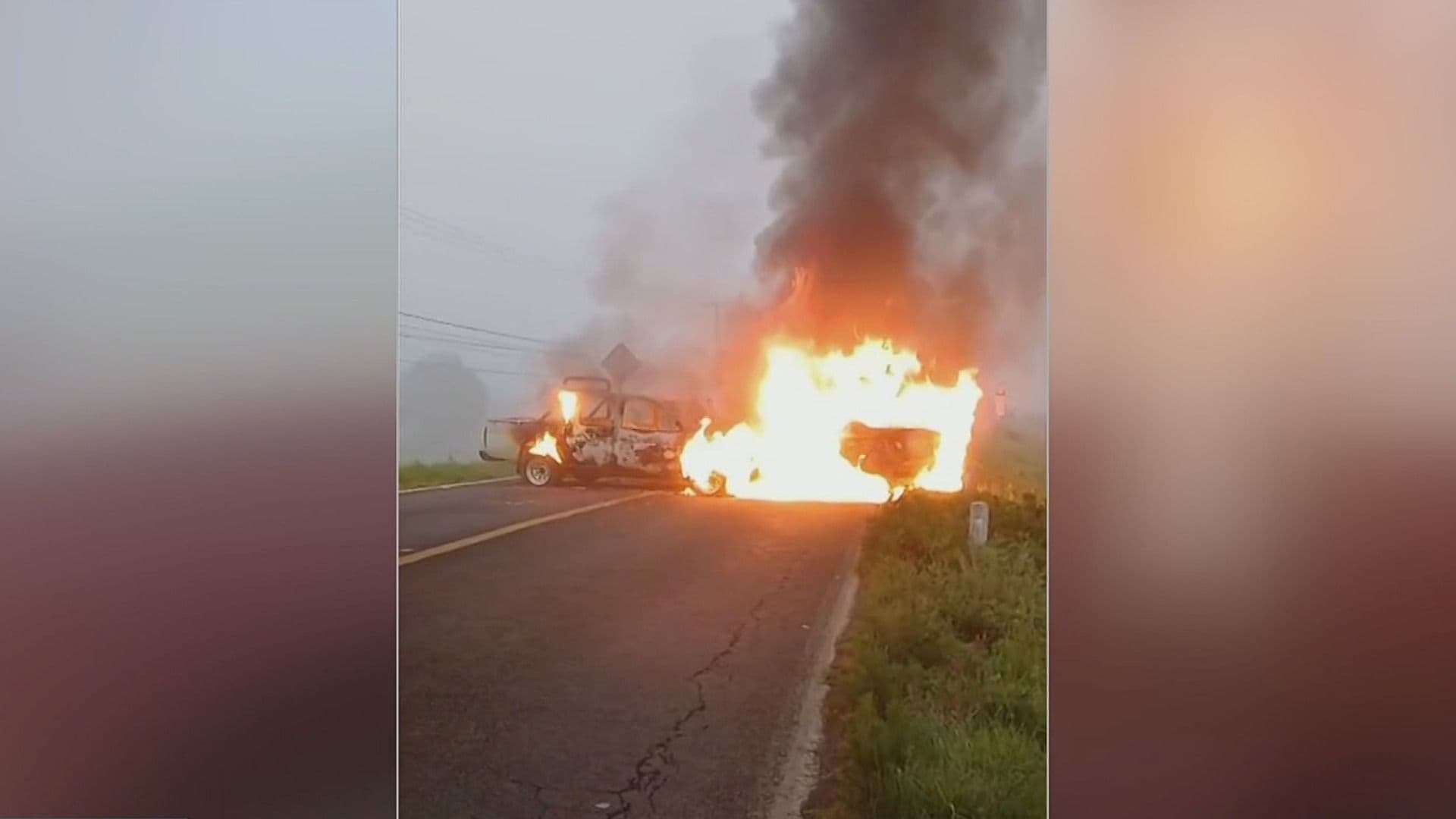 Auto incendiado en Michoacán durante hechos de violencia el 19 de agosto de 2026. Foto: Captura de pantalla
