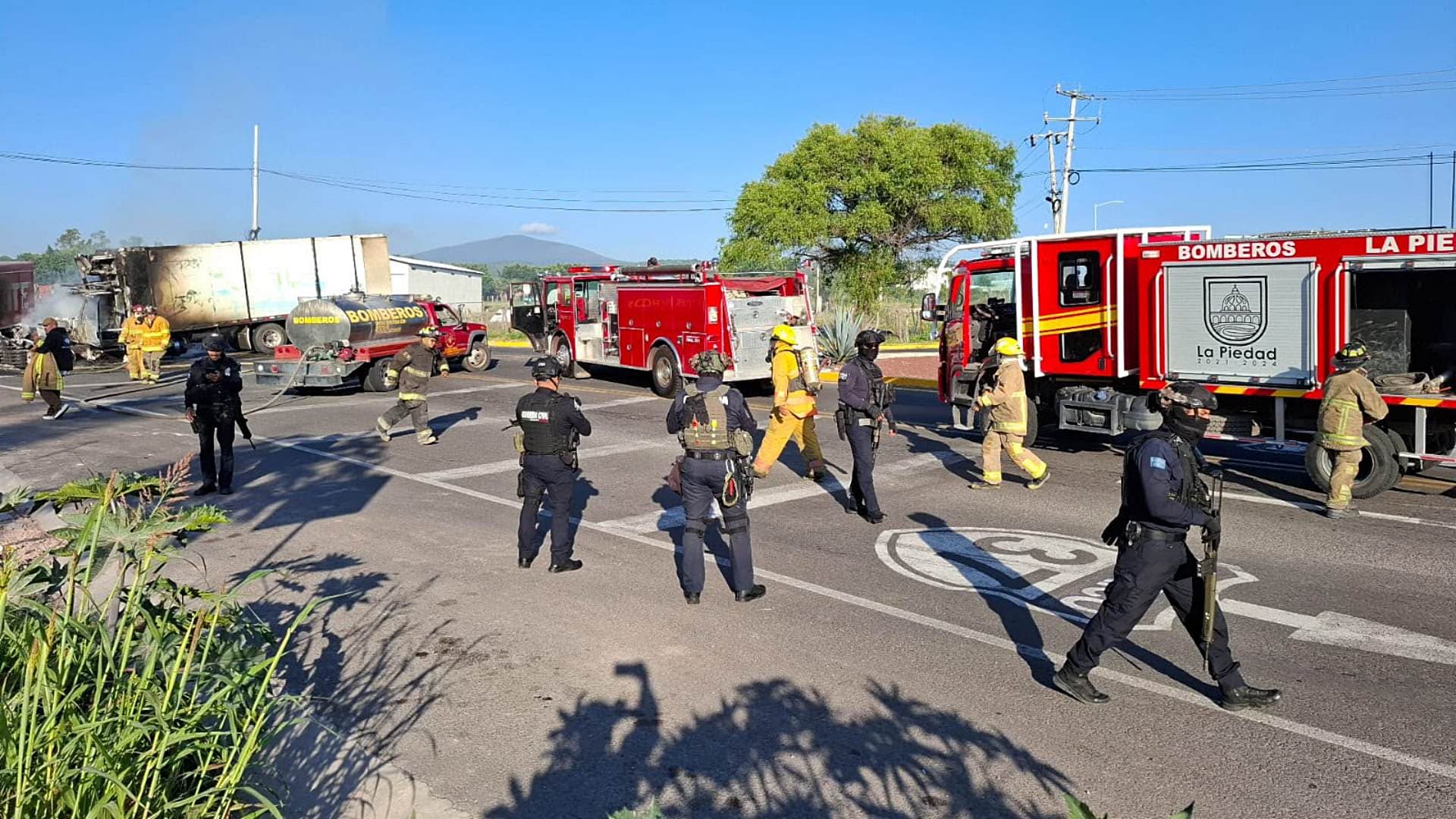 Personal de seguridad y bomberos atienden emergencia por vehículo incendiado en Michoacán. Foto: Seguridad Michoacán