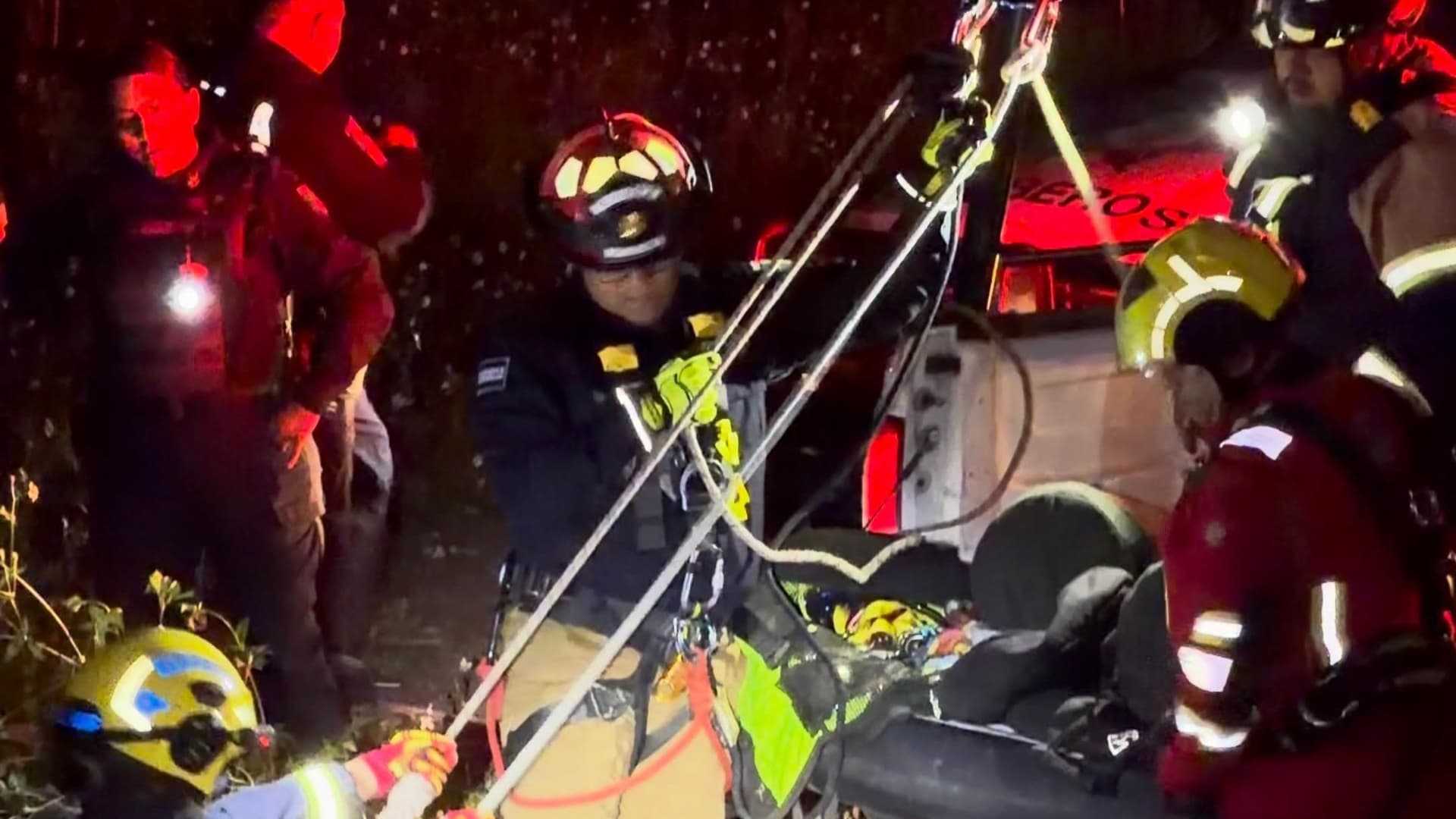 Rescatan a hombre lesionado al fondo de una barranca en la Col. Villa Encanta de Puebla.