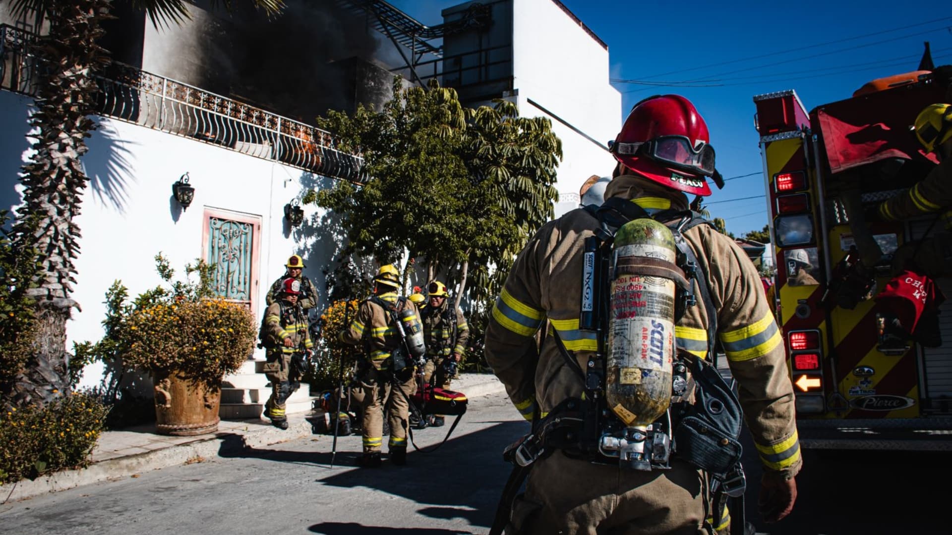 Elementos del Cuerpo de Bomberos de Tijuana sofocan incendios forestales y de viviendas