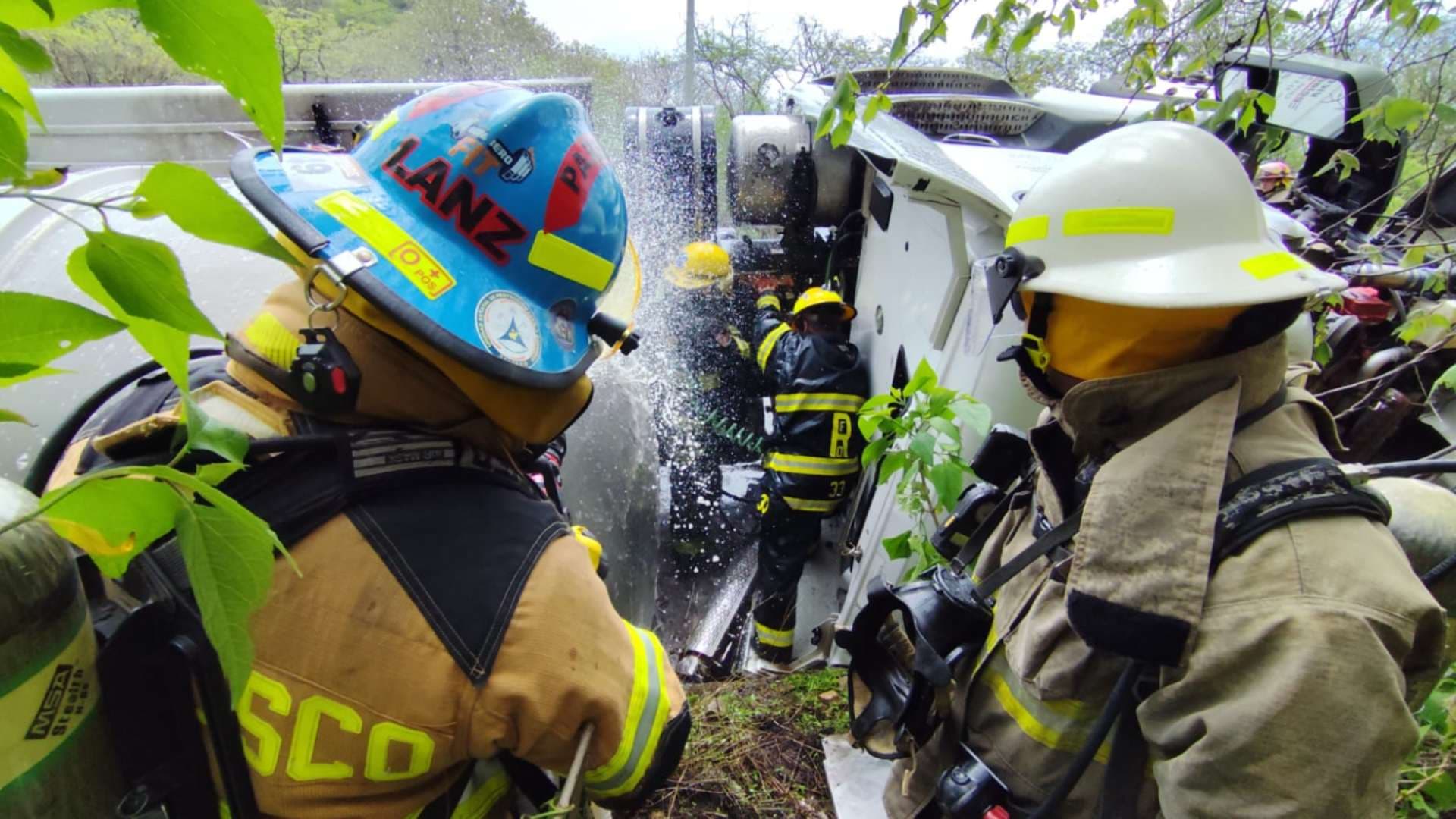 Bomberos acudieron al sitio para intervenir la zona.