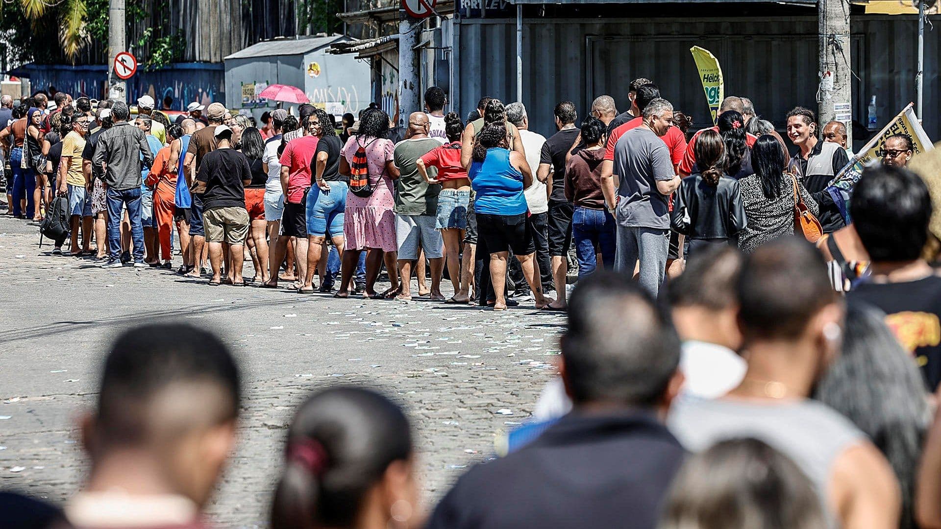 Personas hacen fila en un puesto de votación cerca del complejo de favelas de Maré, en Río de Janeiro, Brasil. Foto: EFE