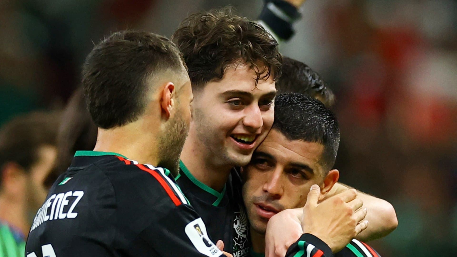 Brian Gutiérrez, Santiago Giménez y Erik Lira celebran tras partido el 18 de junio. Foto: Reuters