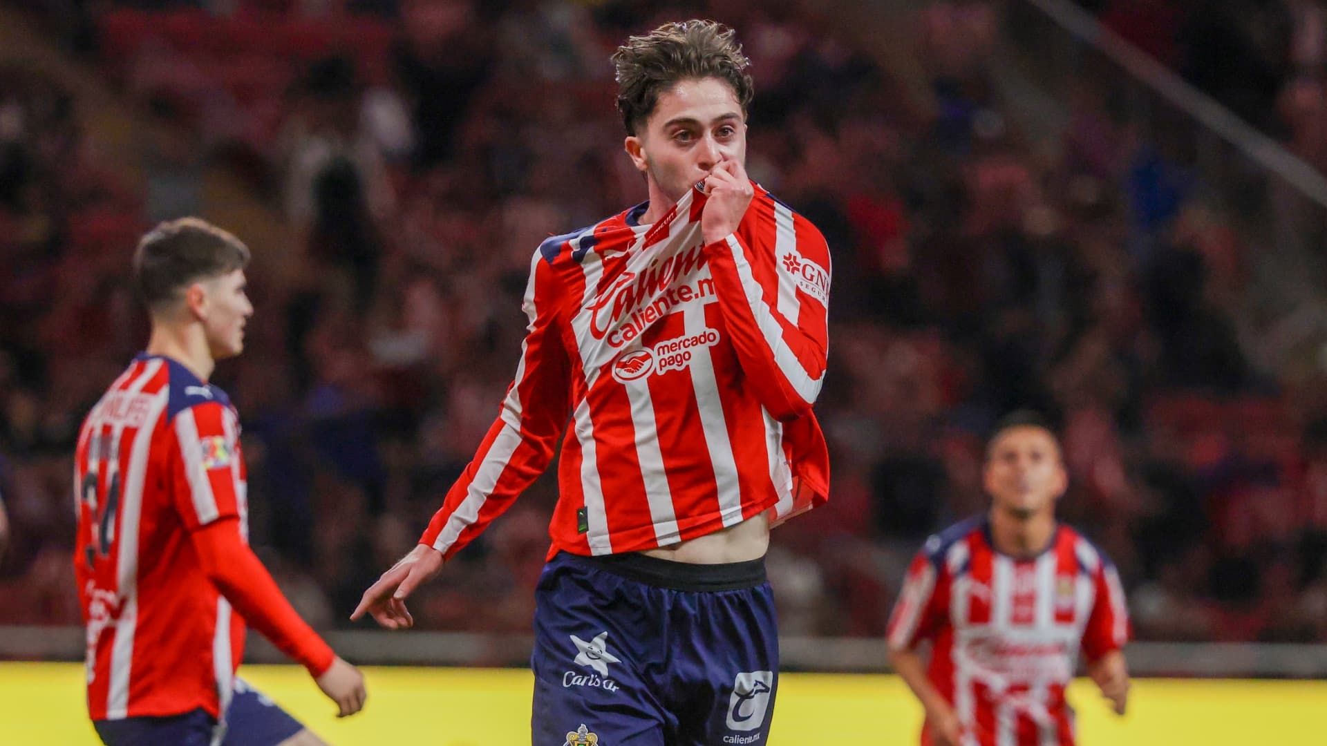 Brian Gutiérrez apenas lleva seis meses en el Rebaño Sagrado, pero ya pidió que lo dejen cambiar de camiseta.