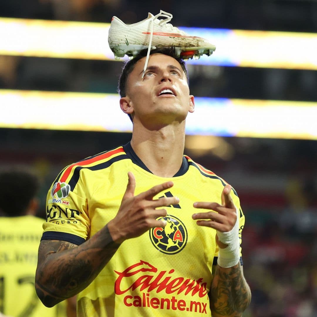 Brian Rodríguez, jugador del América, celebra con taco en la cabeza