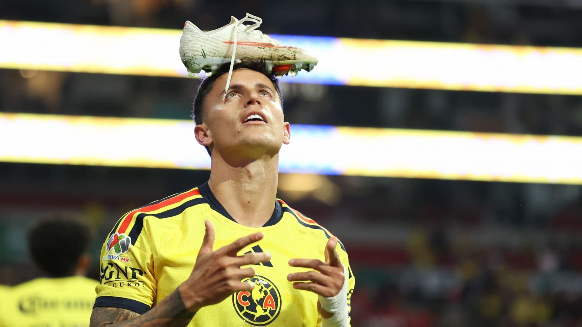 Brian Rodríguez, jugador del América, celebra con taco en la cabeza