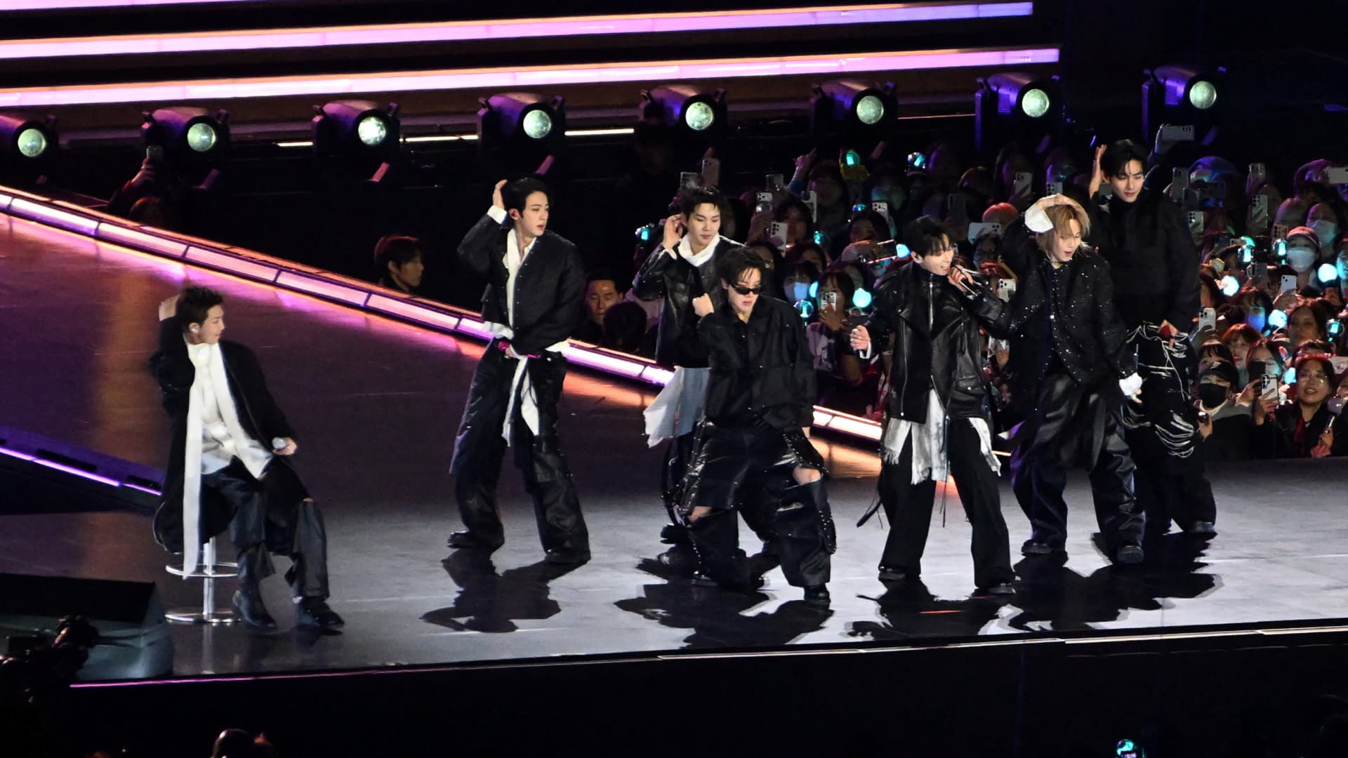 Grupo de K-Pop BTS durante un concierto en Seúl