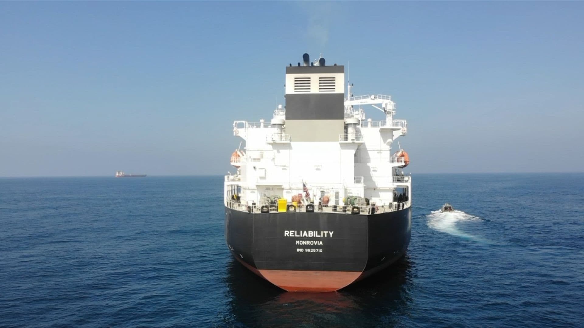 Buque de carga en el mar.