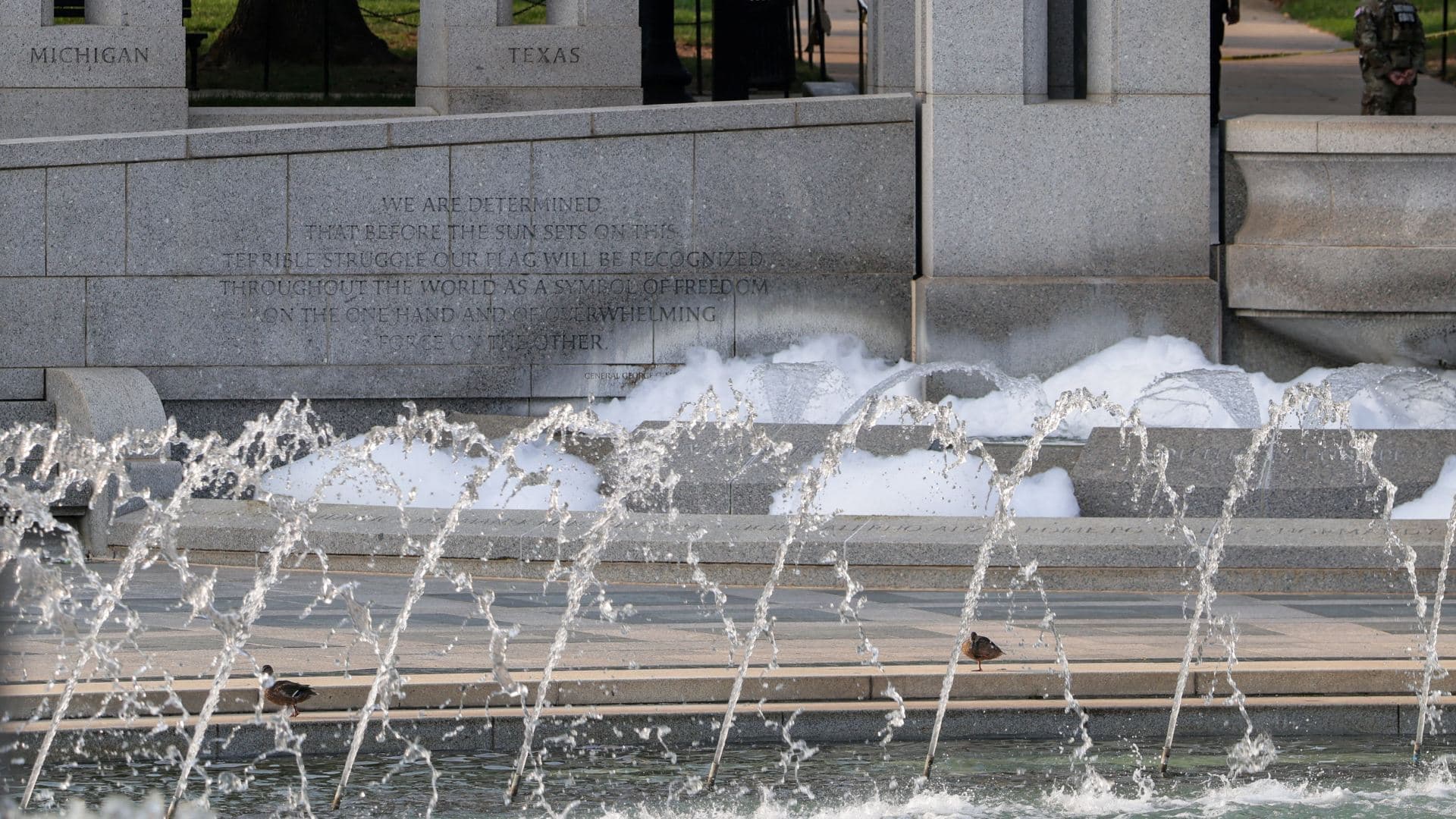 Burbujas en fuente del Monumento a la Segunda Guerra Mundial en Washington. Foto: Reuters
