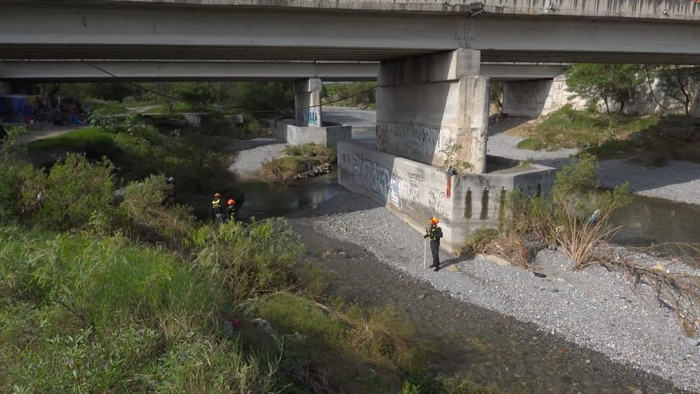 Buscan a joven arrastrado por la corriente en Monterrey