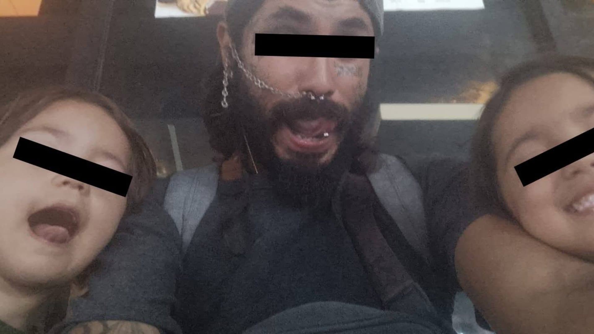 Menores de edad con su presunto padre