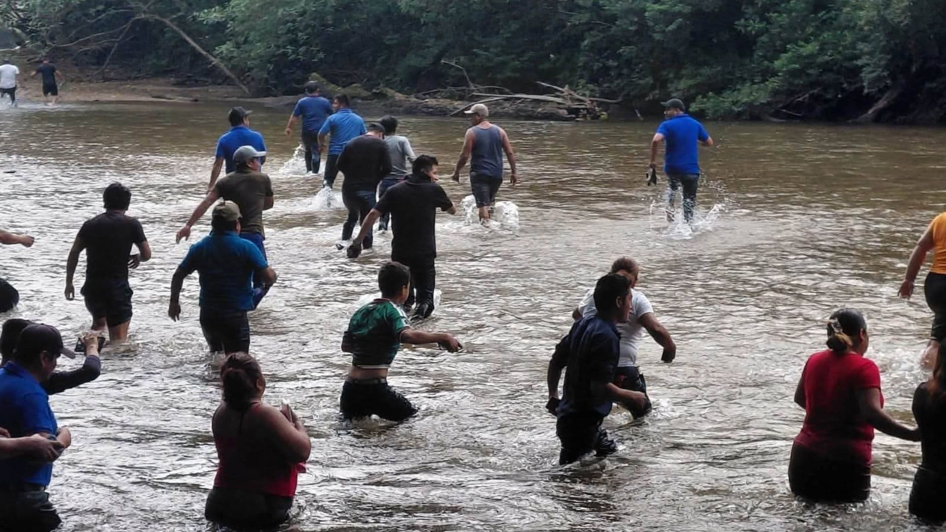 La búsqueda del pescador continúa en la zona limítrofe entre Veracruz y Oaxaca, tras haber desaparecido desde el pasado jueves. Foto: Gobierno Municipal de Uxpanapa