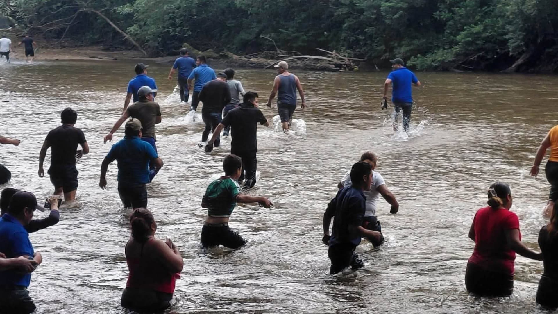 La búsqueda del pescador continúa en la zona limítrofe entre Veracruz y Oaxaca, tras haber desaparecido desde el pasado jueves. Foto: Gobierno Municipal de Uxpanapa