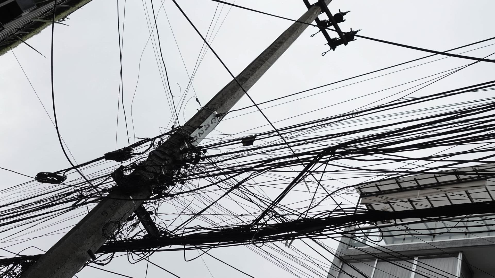 Acumulación de cables en un poste en la Ciudad de México.