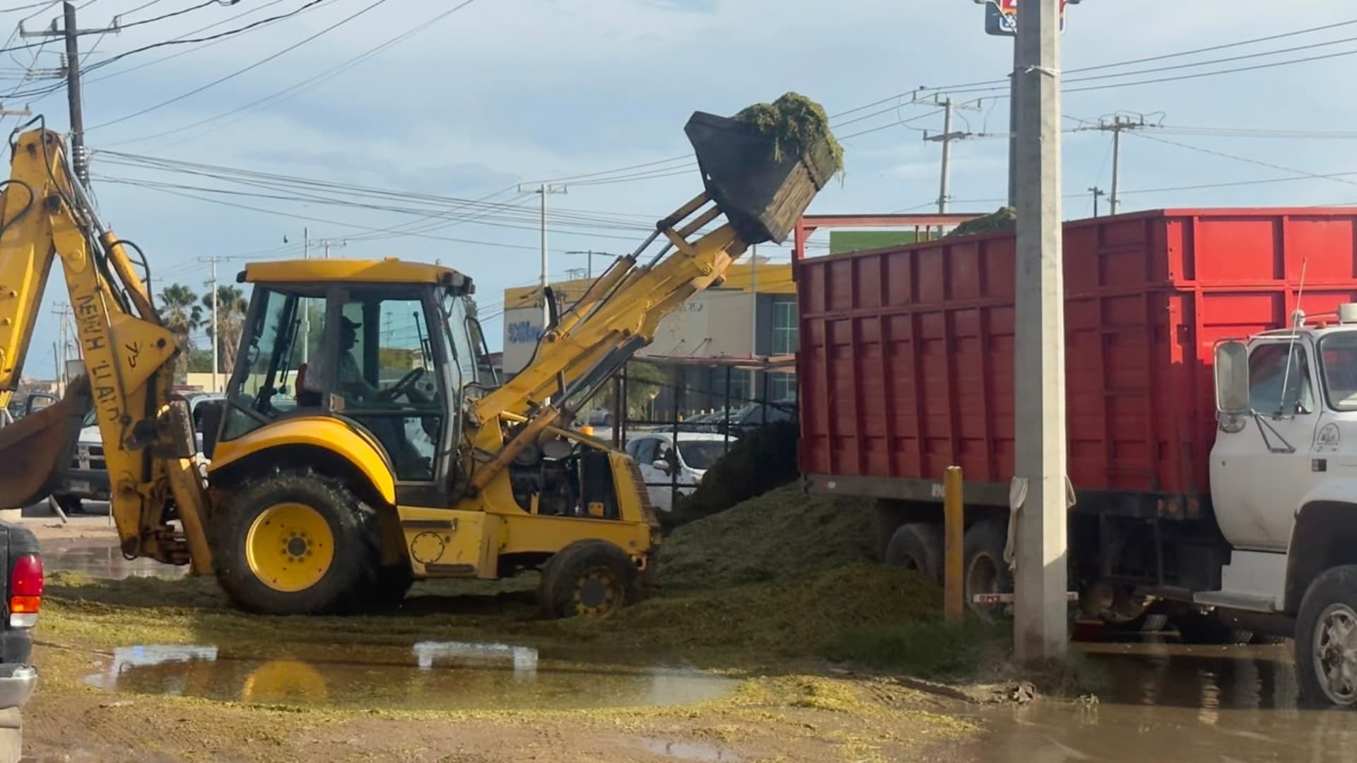 Trabajan para retirar el camión del socavón