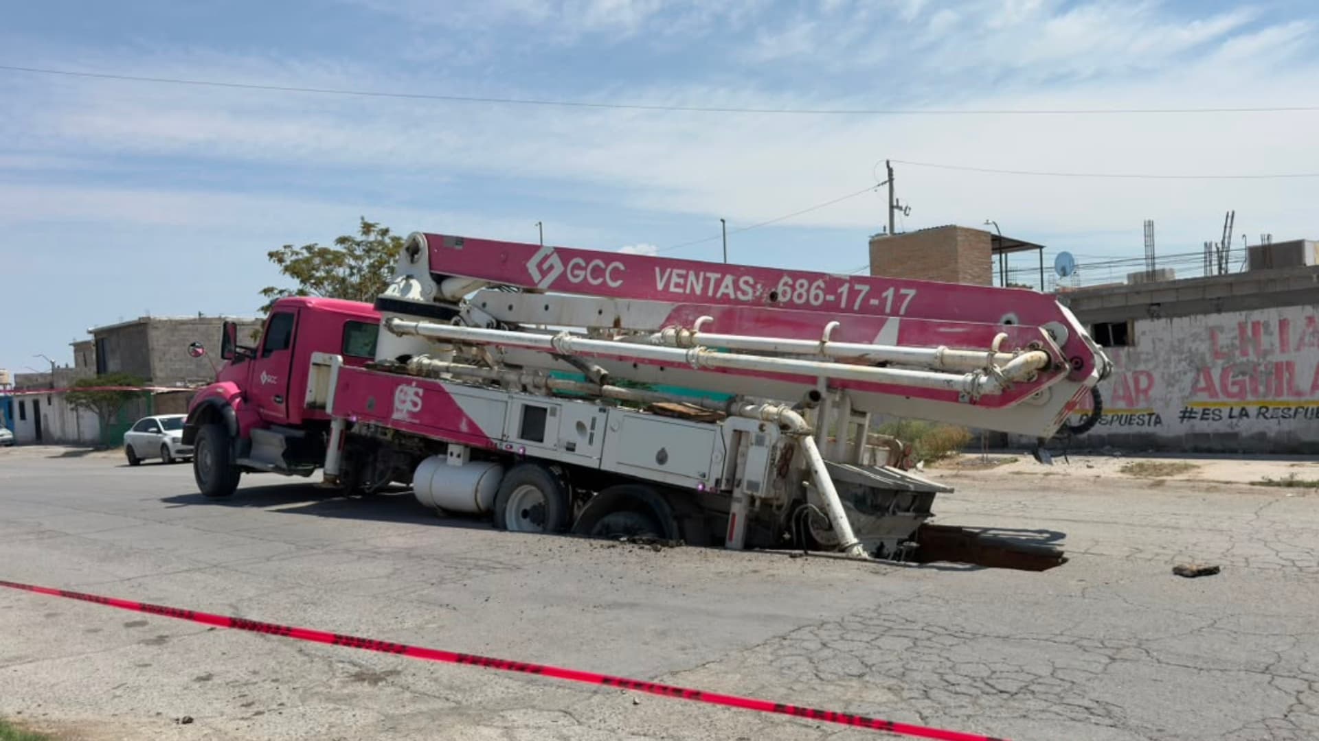 Una grúa cayó en un agujero sobre la Av. Valle del Cedro.